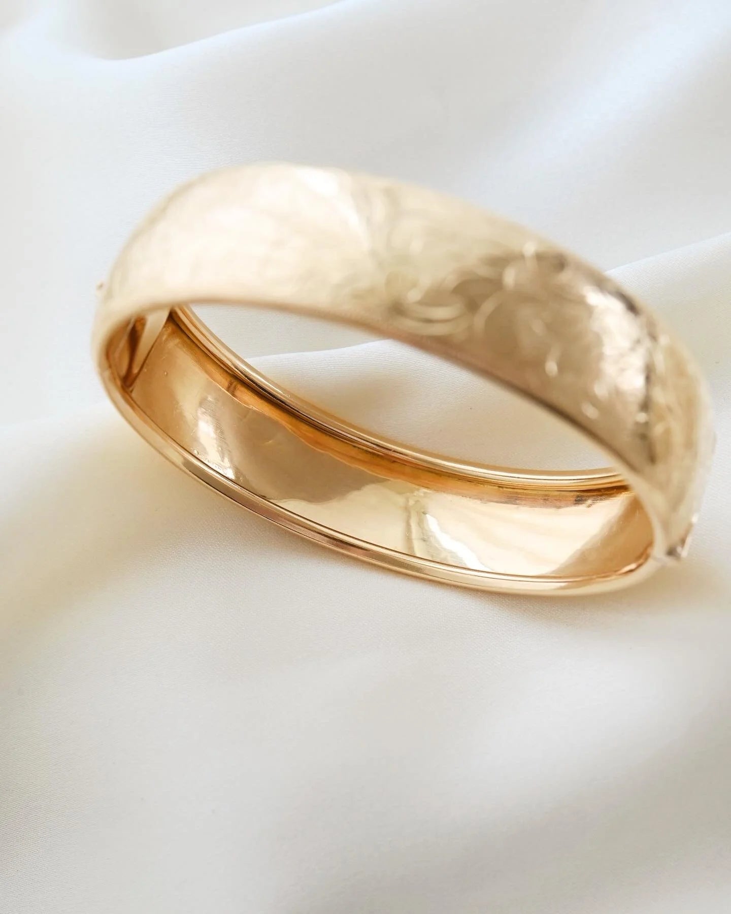 Antique Heavy Swedish Flower Dream Bangle 18K Gold Beg. 1900s