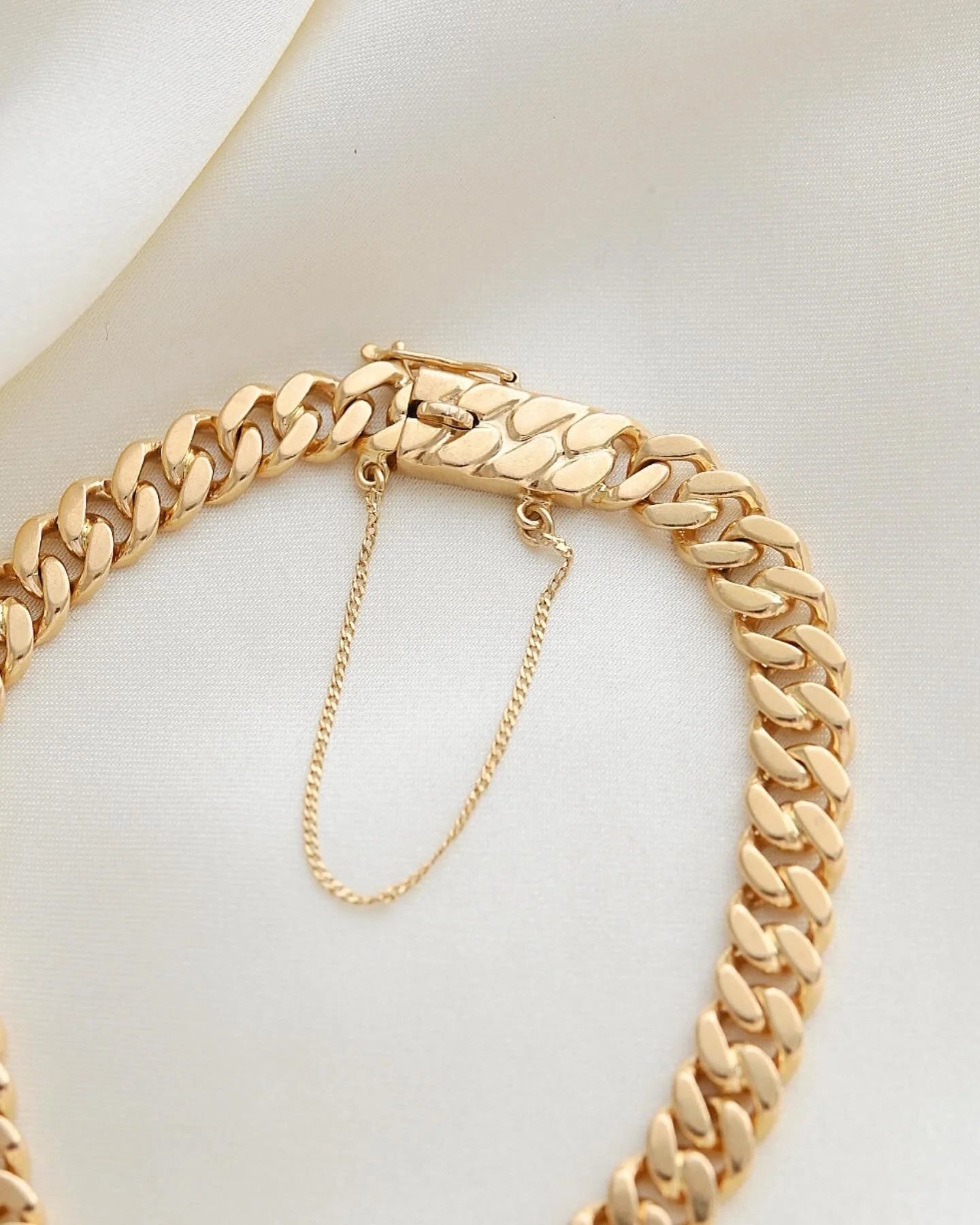 Heavy, 6 mm Swedish Vintage Curb Link Bracelet 18K Gold 1943