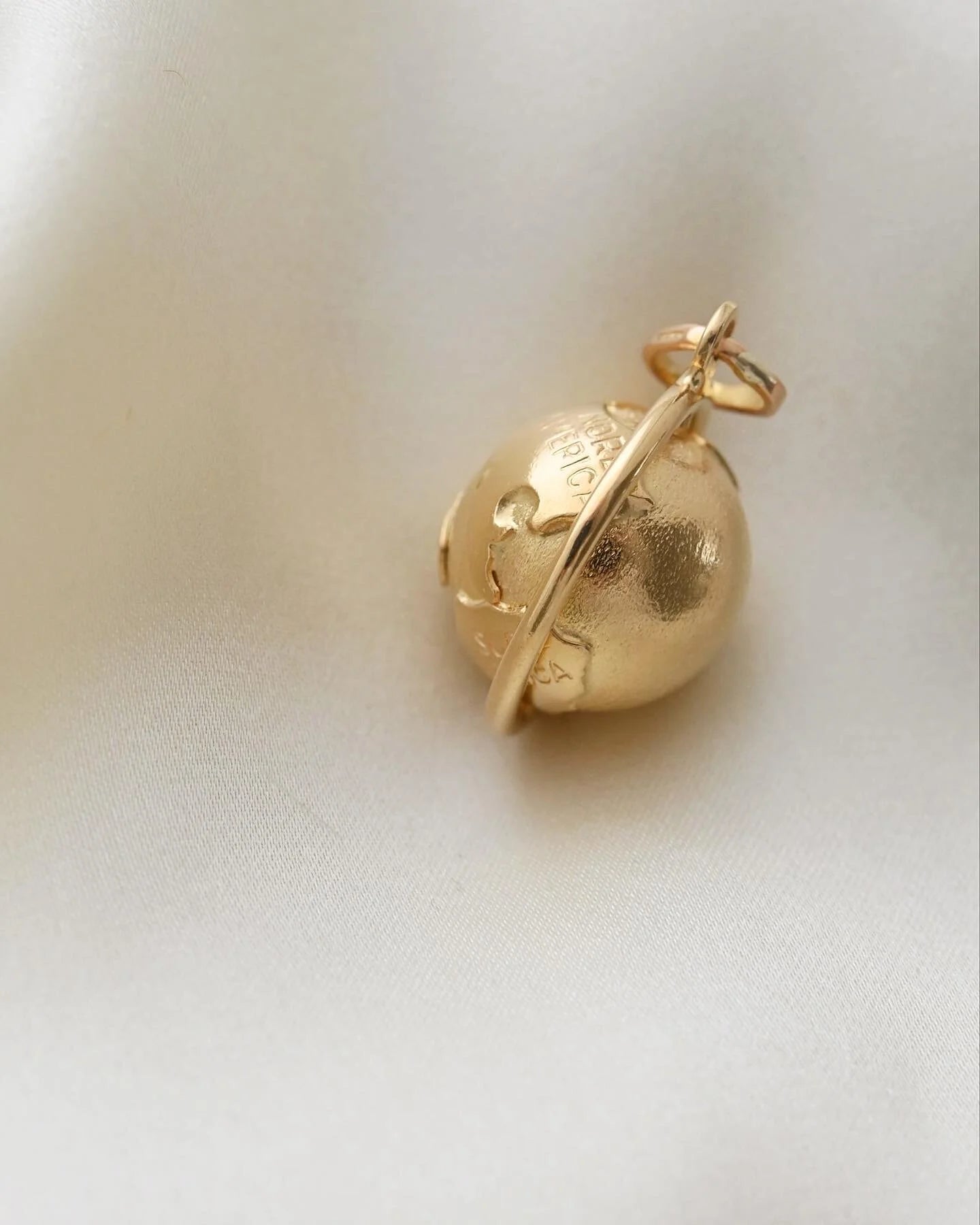 Spinning Swedish Vintage Earth Globe Vintage Pendant 8 Grams 18K Good
