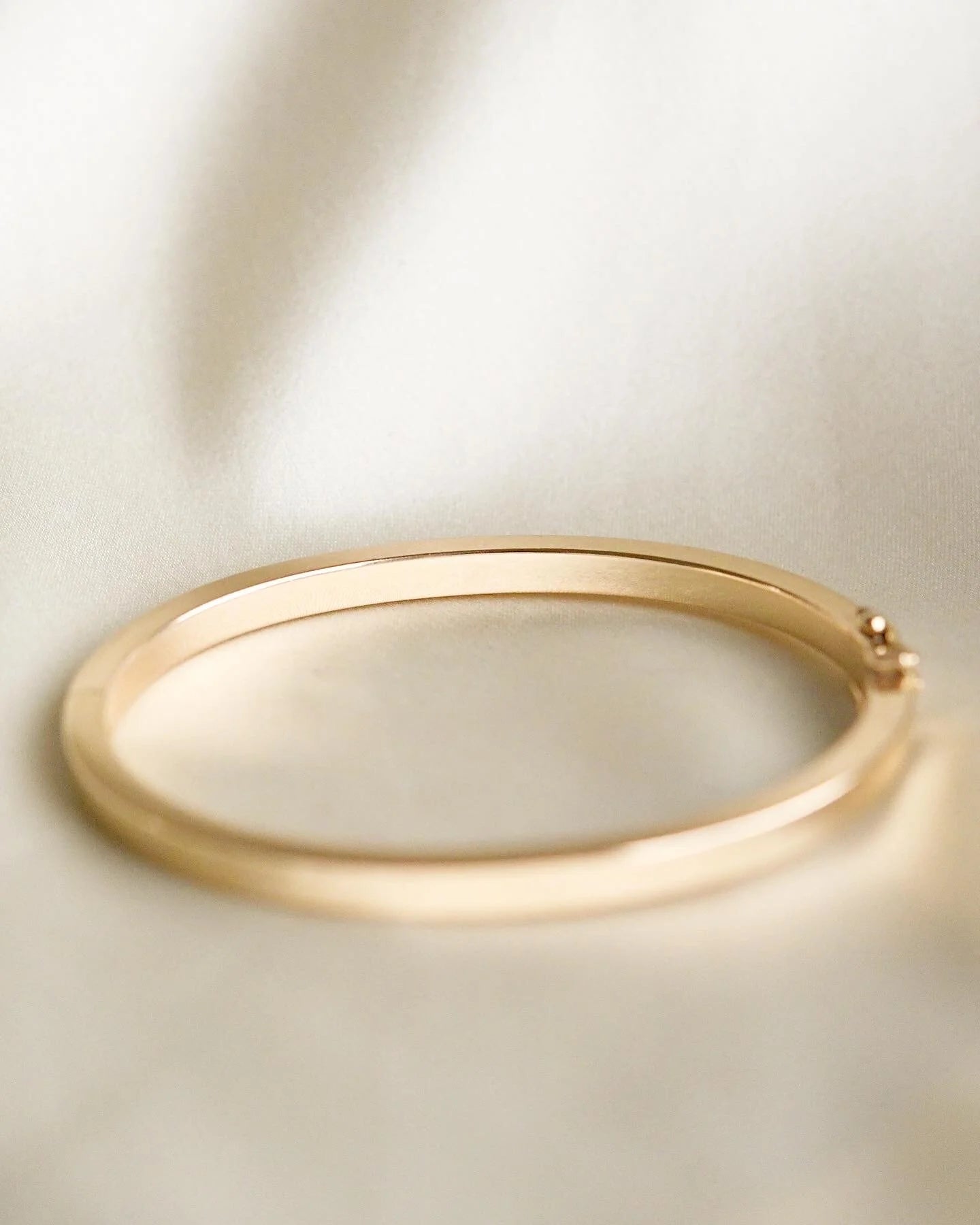 Amazing SOLID HEAVY Vintage Bangle 14K Gold
