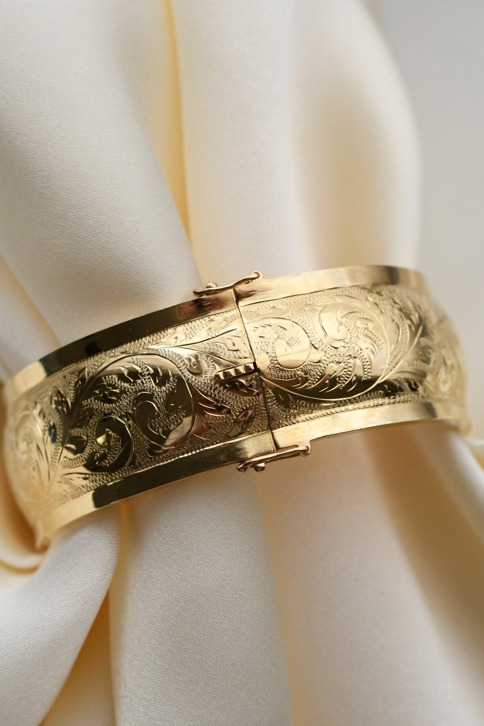 Engraved Dream Bangle 18K Gold 26.7 Grams 1948