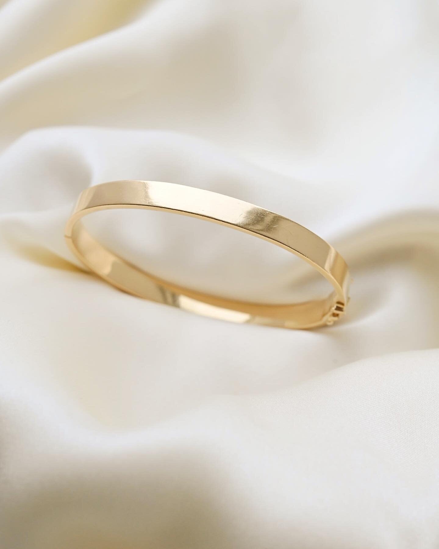 Beautiful Elegant Heavy 32 Grams Bangle 18K Gold