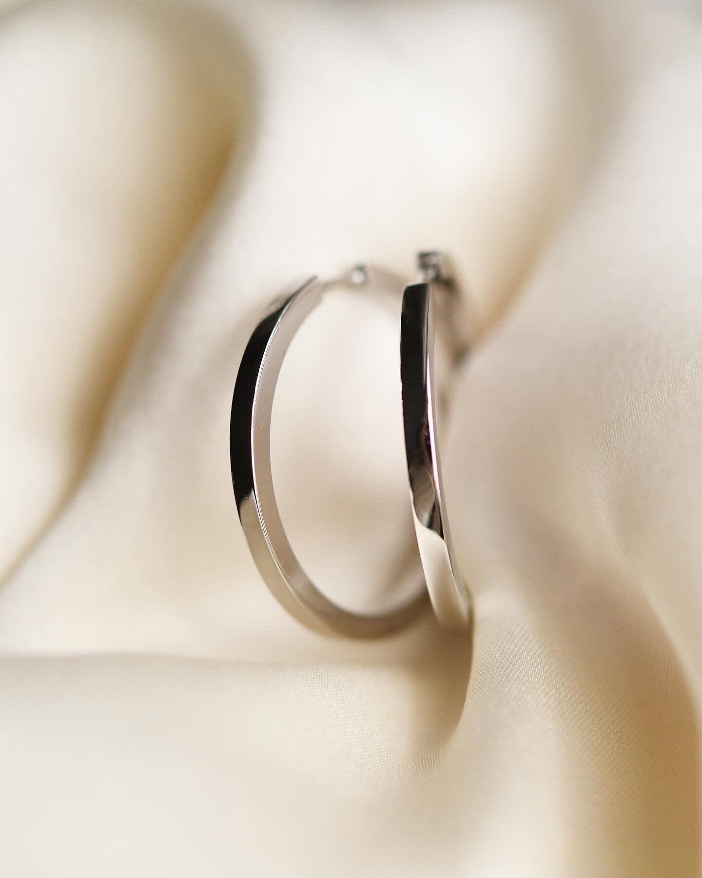 Cool, Classic White Gold Hoop Earrings 14K White Gold 1990a