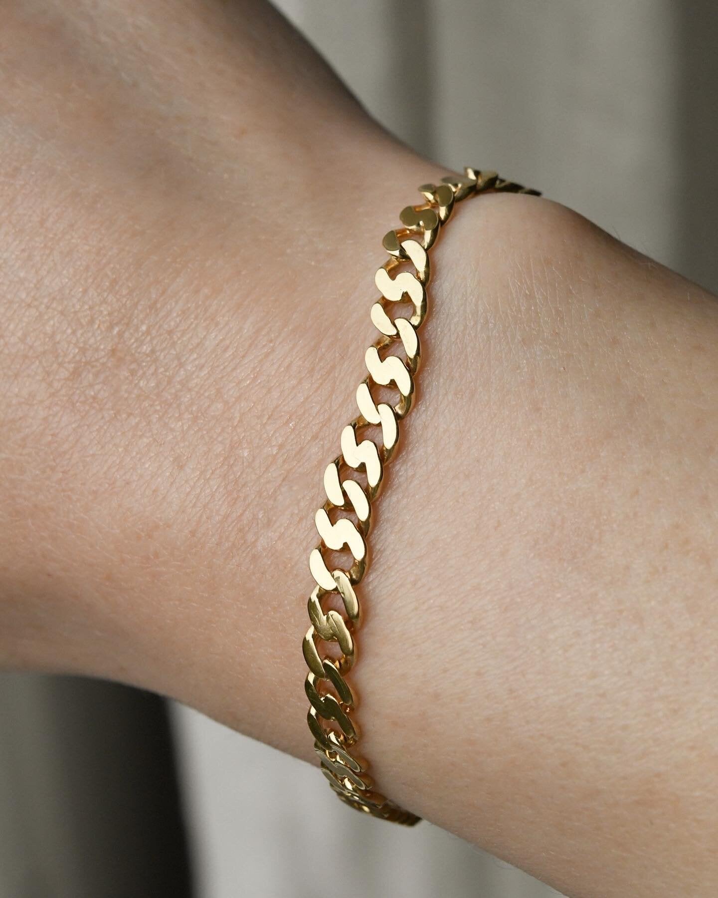 Beautiful 1942 18K Gold Curb Bracelet