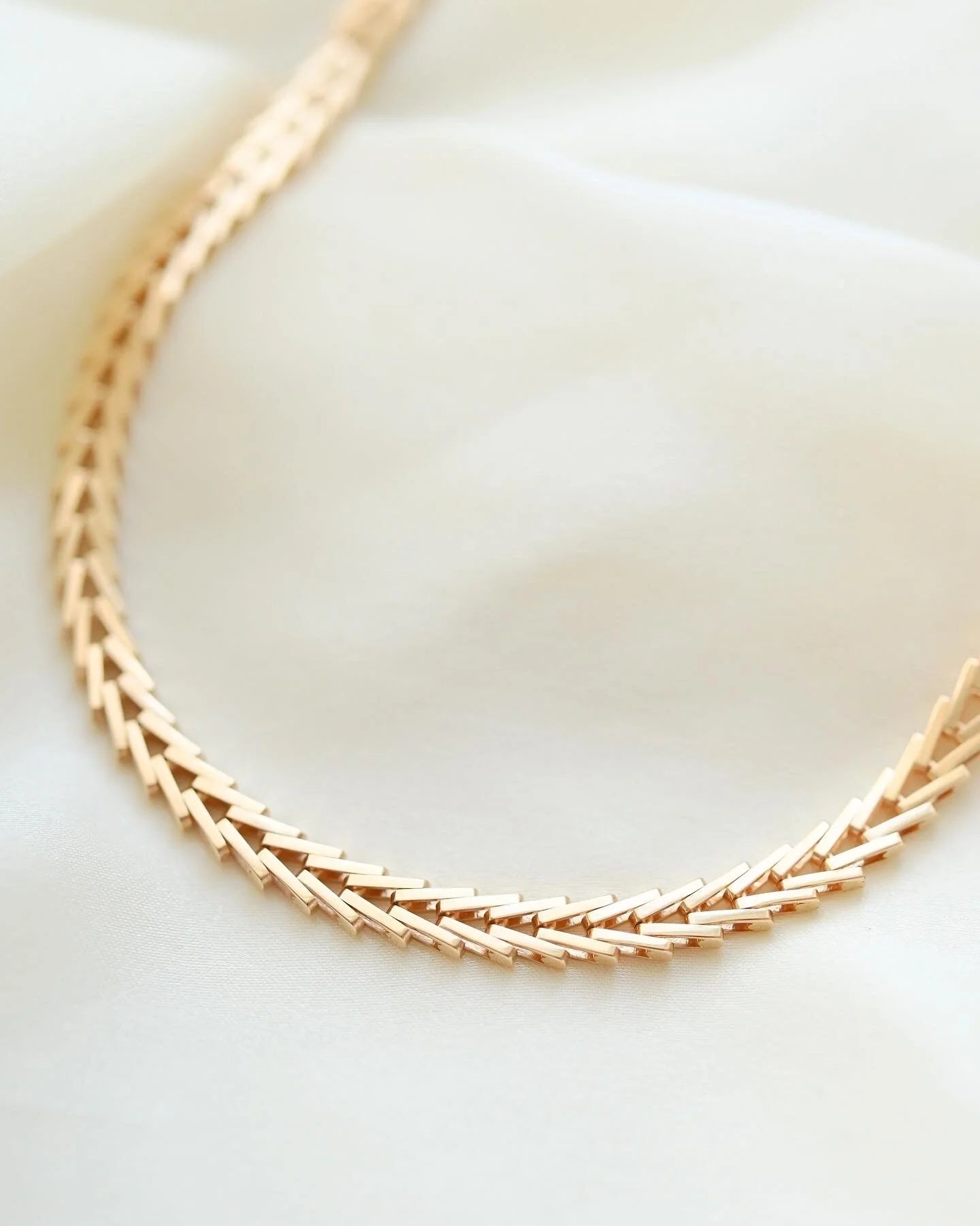 Heavy, 17.15 inches Geneva Variation Necklace 14K Gold 1970s