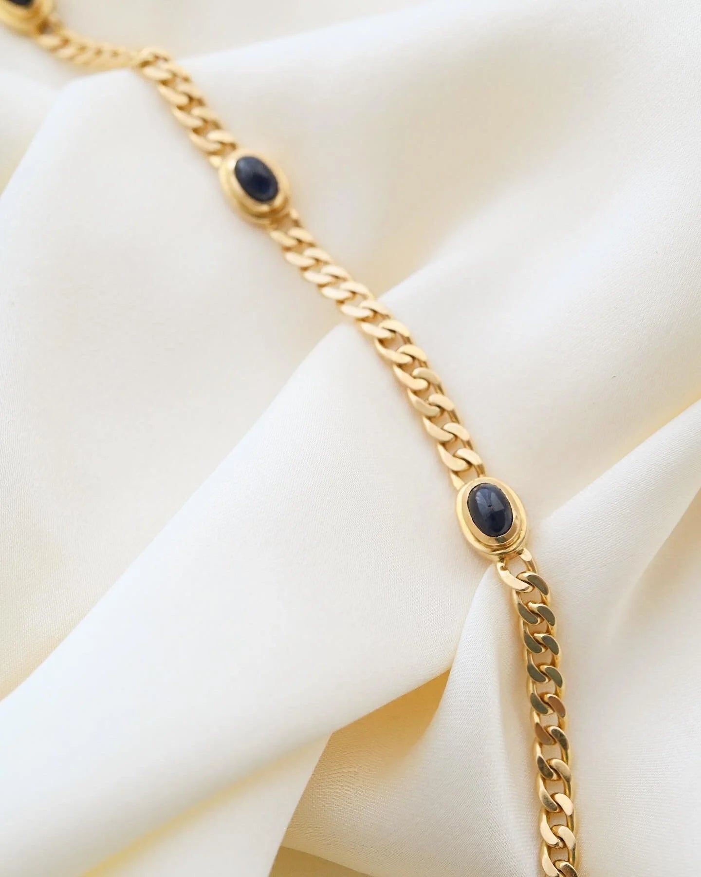 Amazing Star Sapphire Cabochon Vintage Curb Bracelet 18K Gold