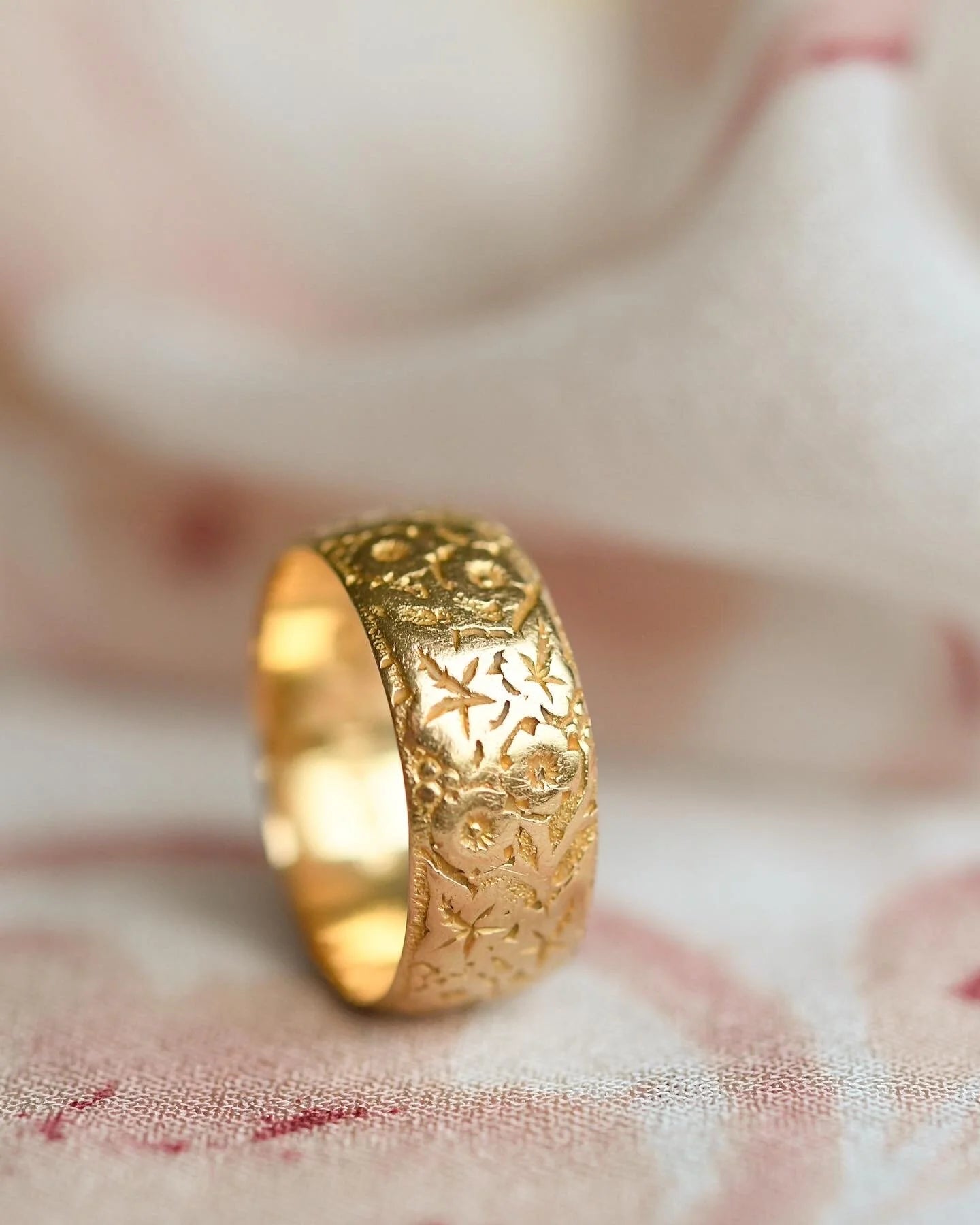 Gorgeous Edwardian Flower Engraved Ring 18K Gold 1905
