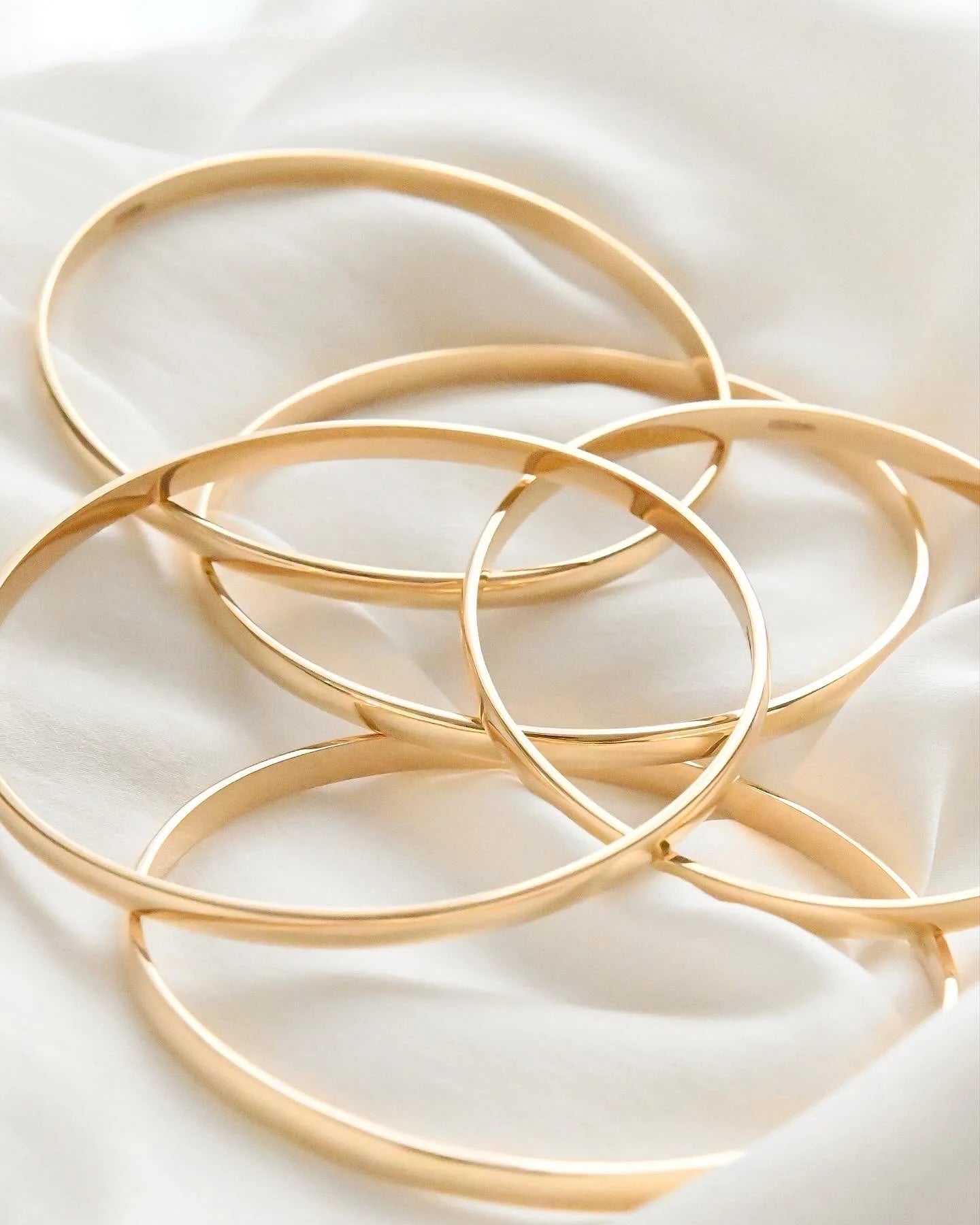 OMJ FINE JEWELRY : The Heirloom Bangle 18K Gold