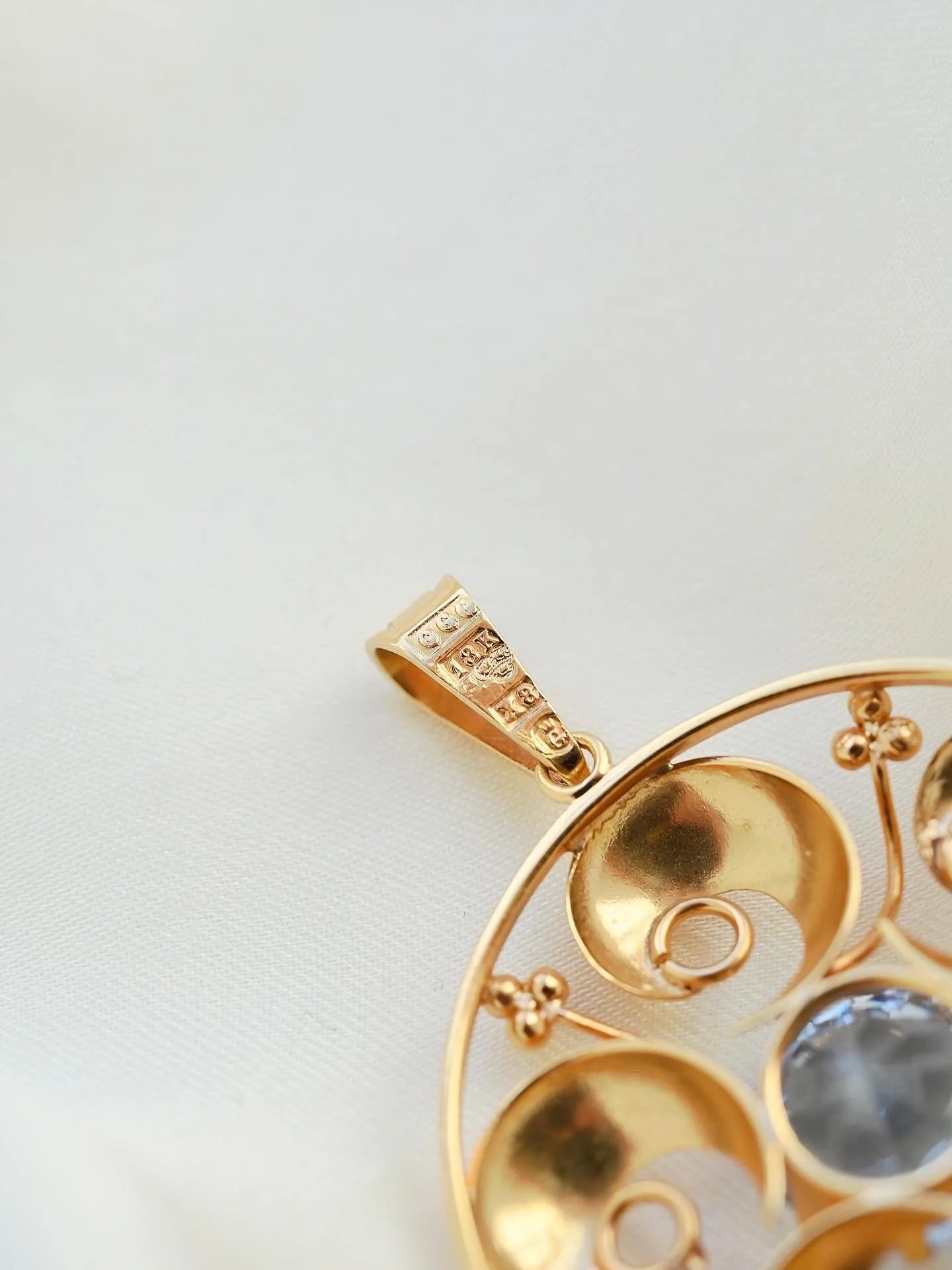 Vision in Blue Flower Pendant Spinel 18K Gold