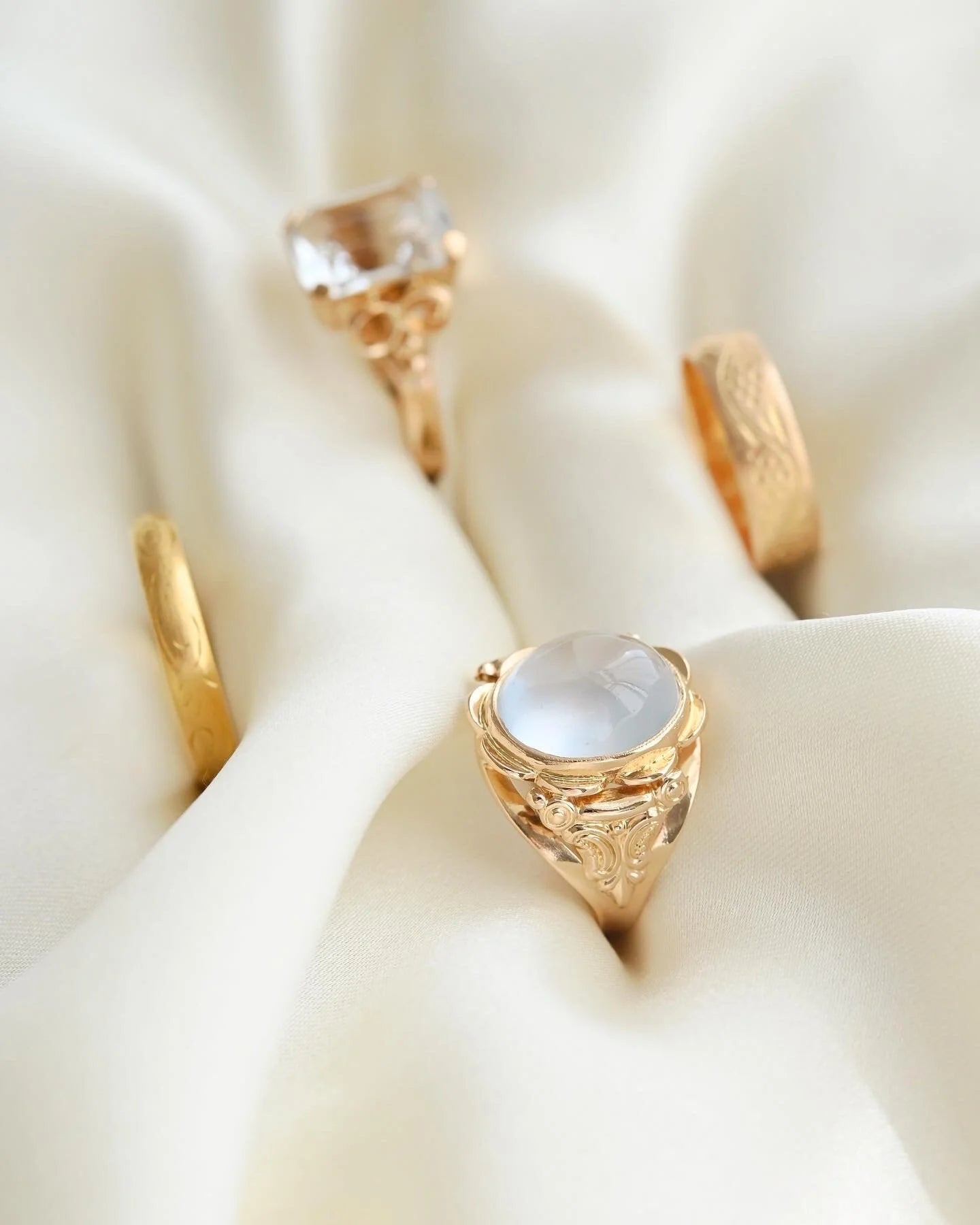 The Perfect Vintage Moonstone Ring 18K Gold 1948