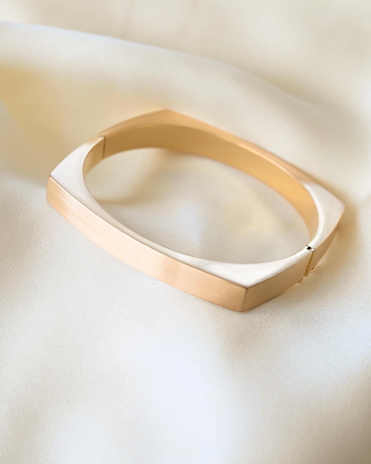 Vintage Silk Texture Bangle 18K Gold 1970