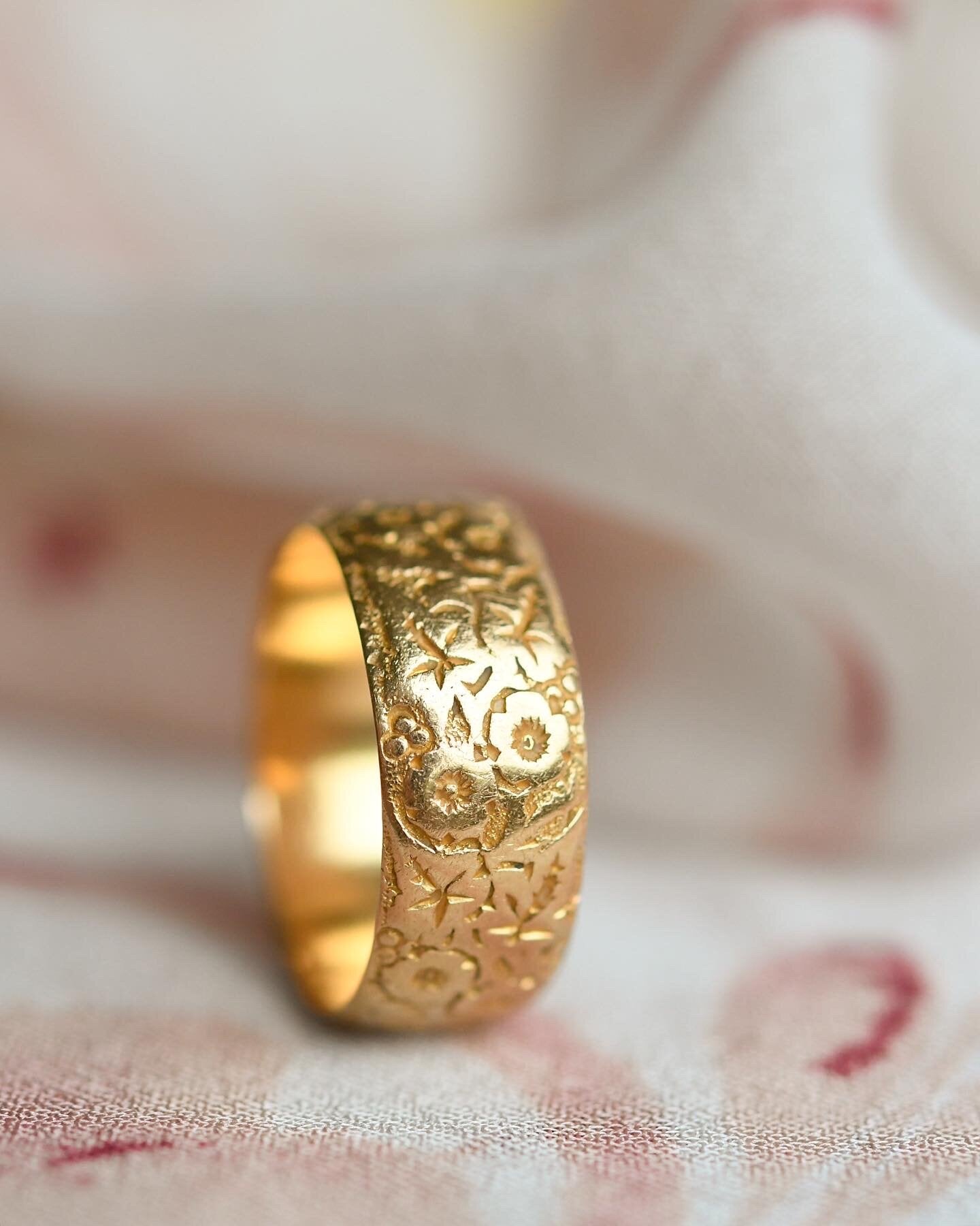 Gorgeous Edwardian Flower Engraved Ring 18K Gold 1905