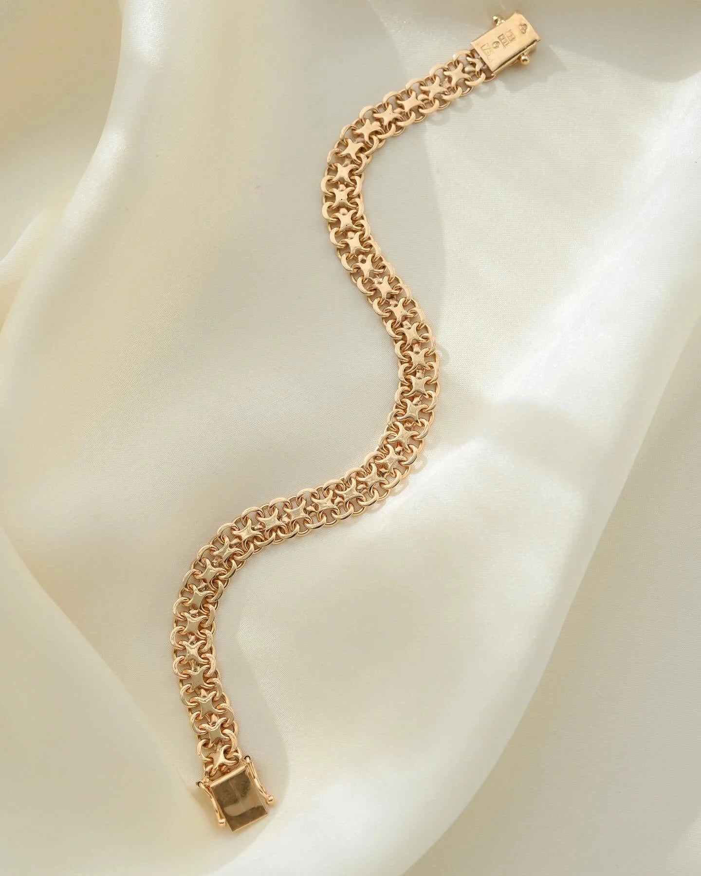 Stunning Feminine X Link Vintage Bracelet 18K Gold 1969