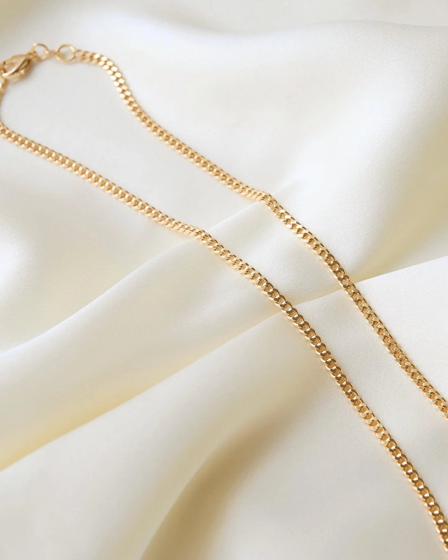 Beautiful 20 Inches Italian Vintage Curb Link Chain 18K Gold