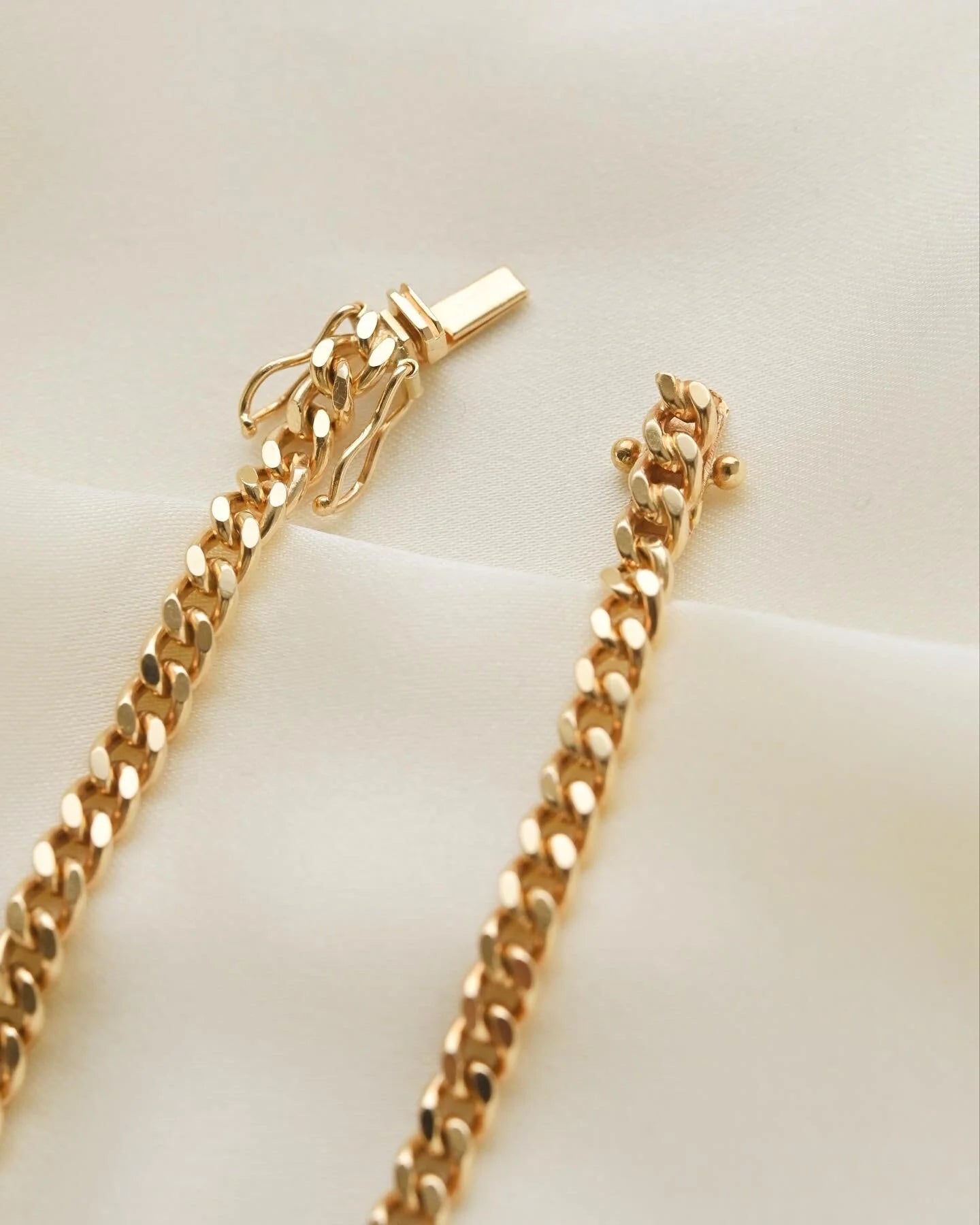 Absolutely Stunning Jo-Ans Curb Chain 18K Gold