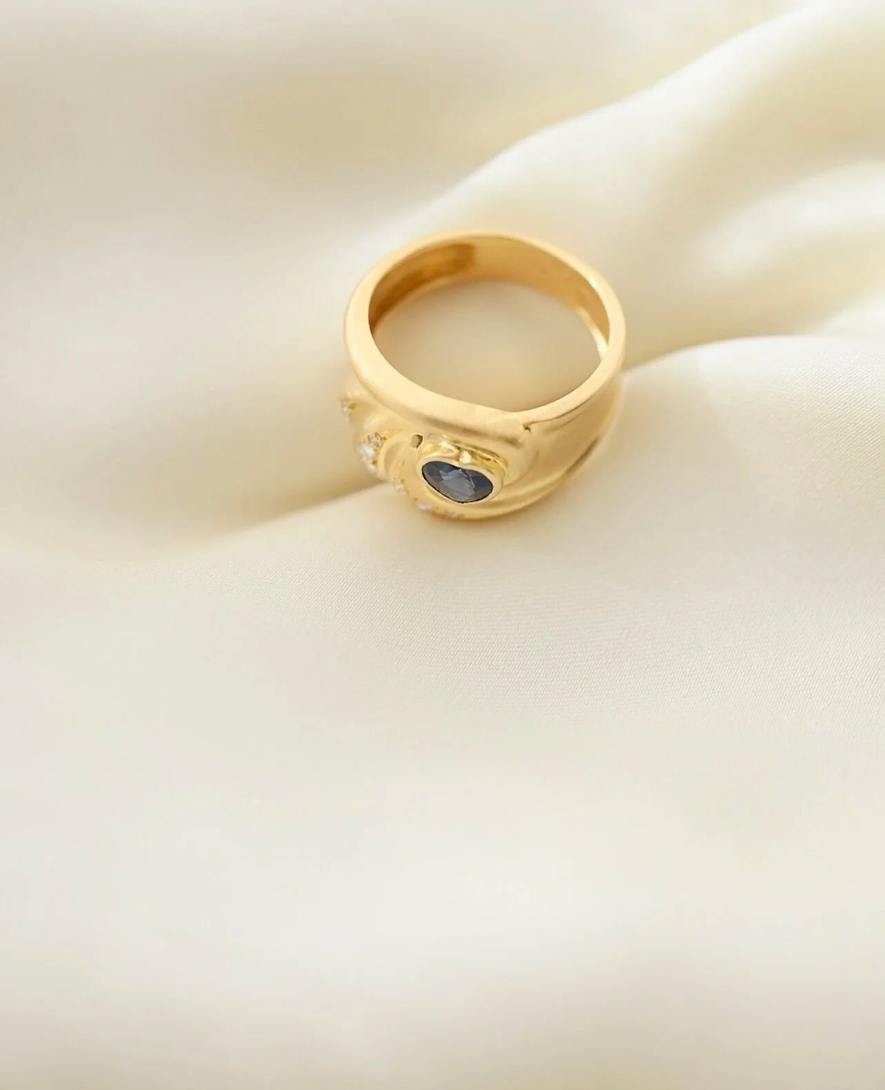 Vintage Sapphire Heart Diamond 18K Hold 1970s