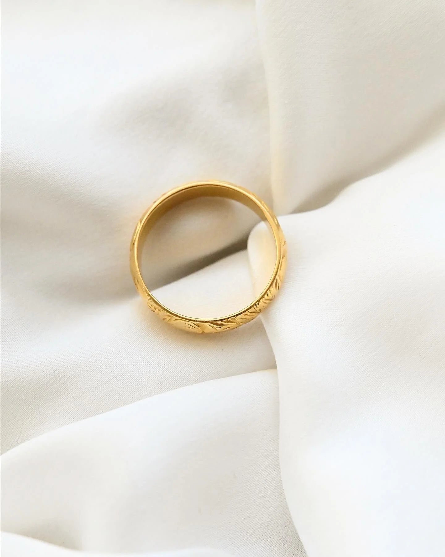 Extemely Pretty Heavy Old Engraved Wedding Band 23K Gold