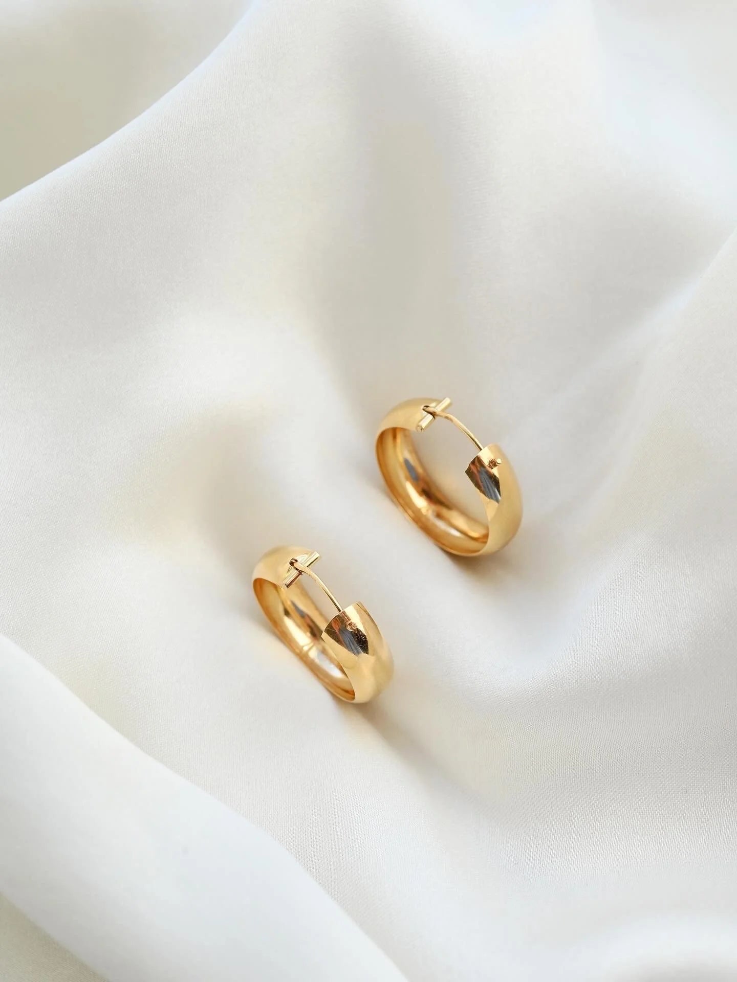Ultra Shiny Vintage Hoop Earrings 18K Gold