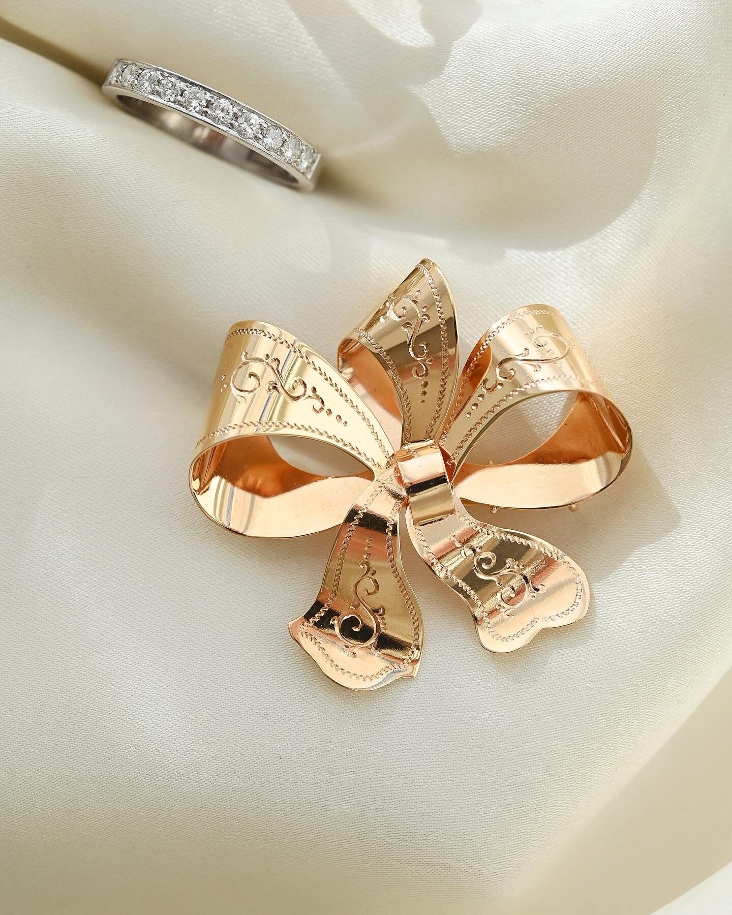 Vintage Bow Pendant/ Brooch 18K Gold 1947