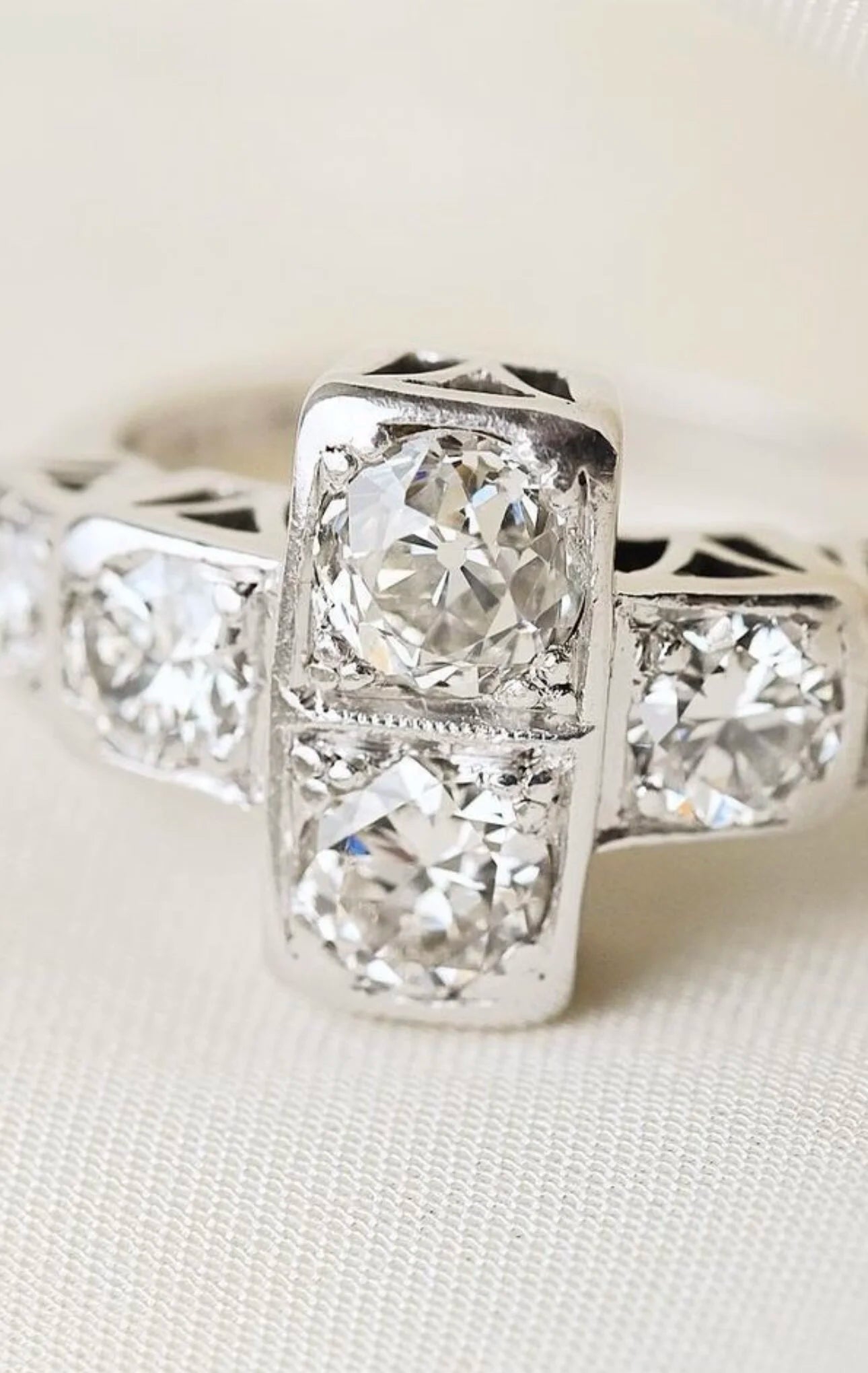 Extraordinary Beautiful Art Deco Ring 2.1 carats Old Cut Diamonds 18K White Gold 1920