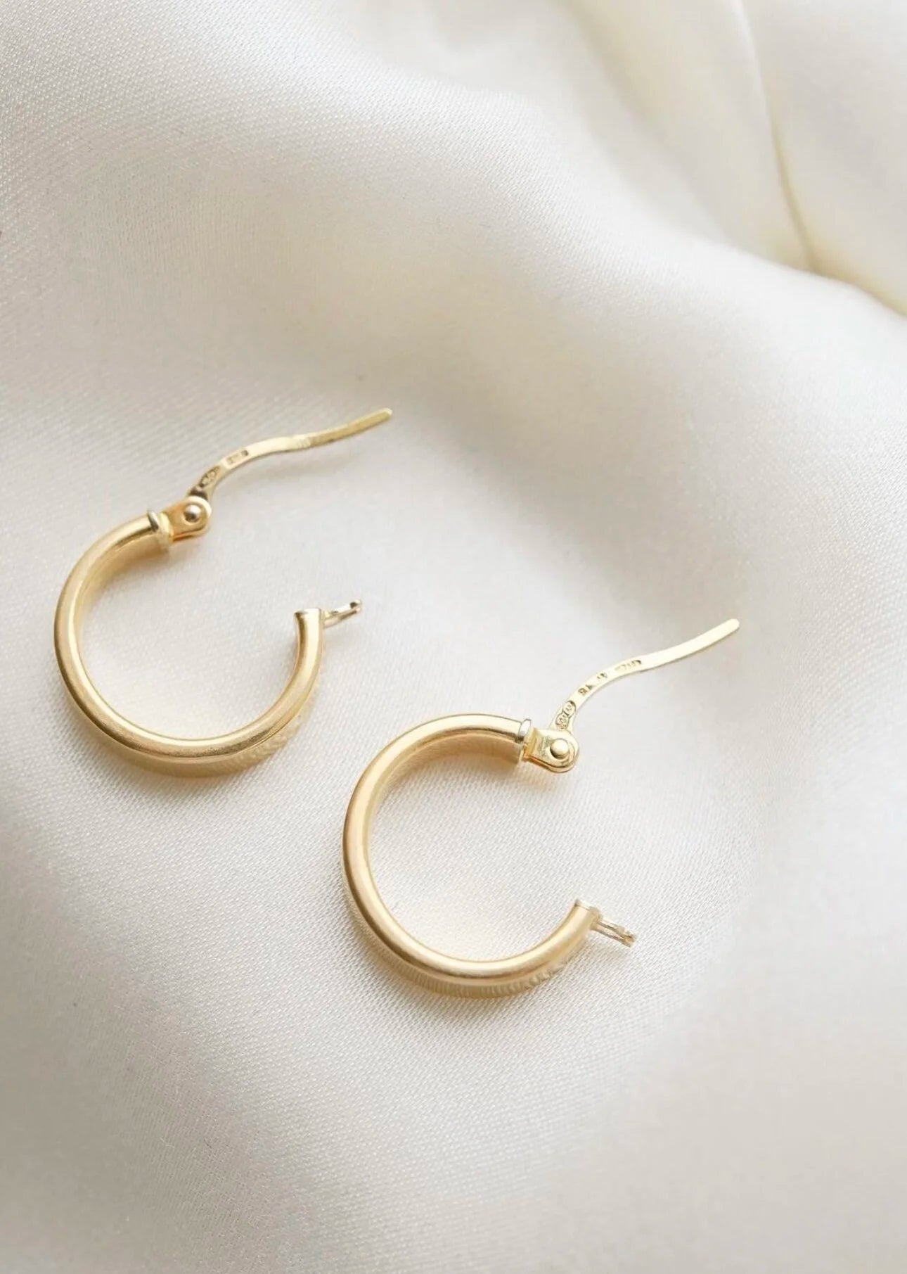 Timeless Everyday Perfect Hoop Earrings 18K Gold