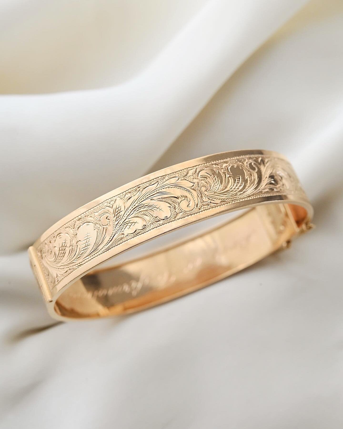 Special Vintage Engraved Bangle 18K Gold 1951