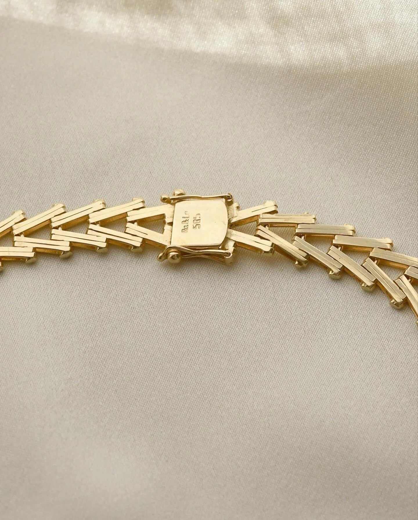 Absolutely RARE and Stunning Jumbo Geneva Link Necklace 14K Gold 1960s