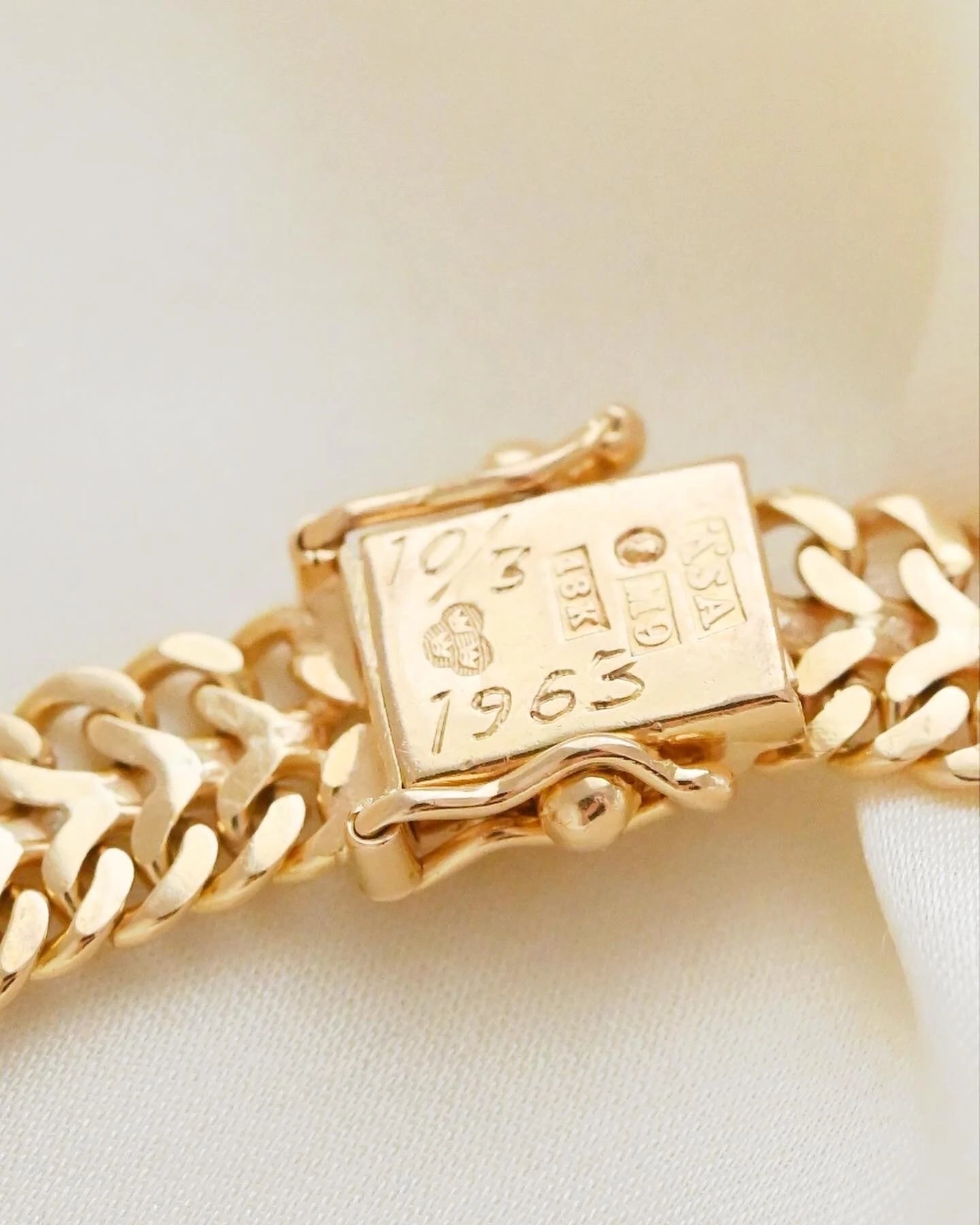 Special Glowing Fox Tail Bracelet 18K Gold 1962