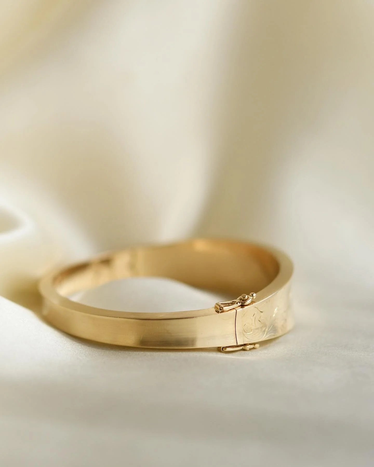 Sublime Danish Vintage Bangle w Flower Engravings 14K Gold 1960s