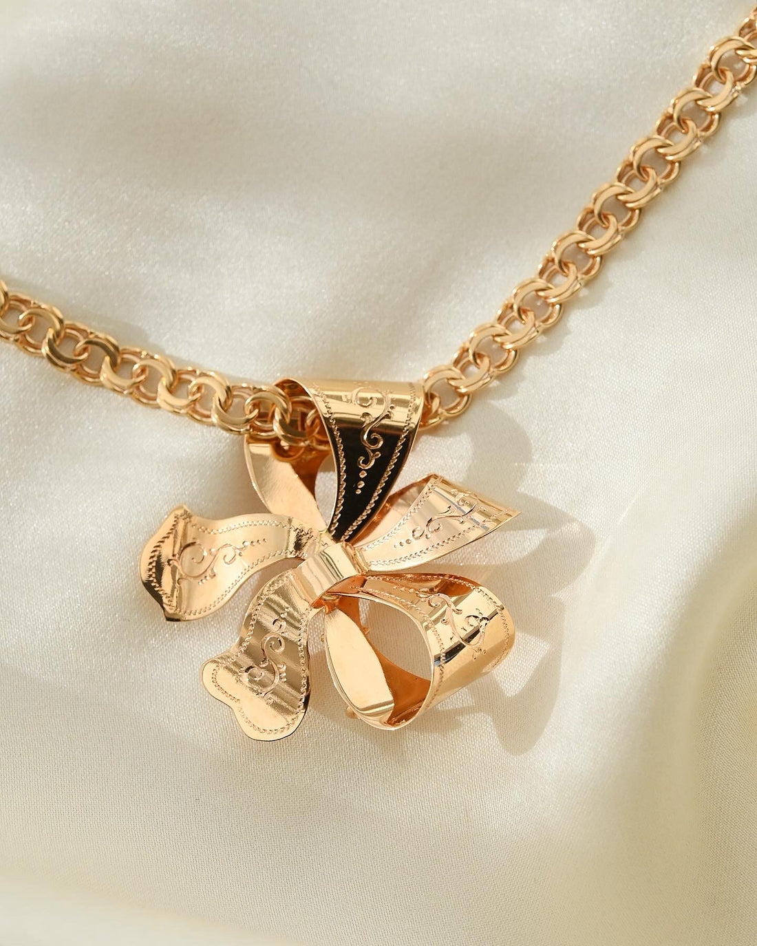 Vintage Bow Pendant/ Brooch 18K Gold 1947