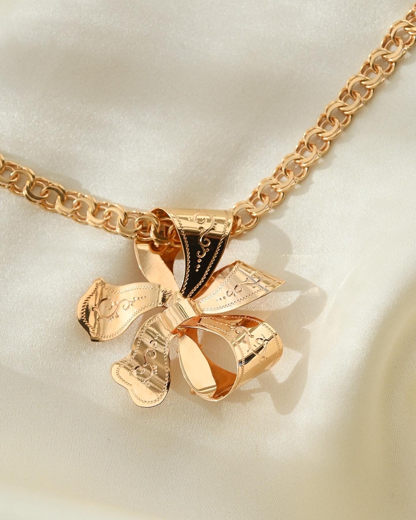 Vintage Bow Pendant/ Brooch 18K Gold 1947