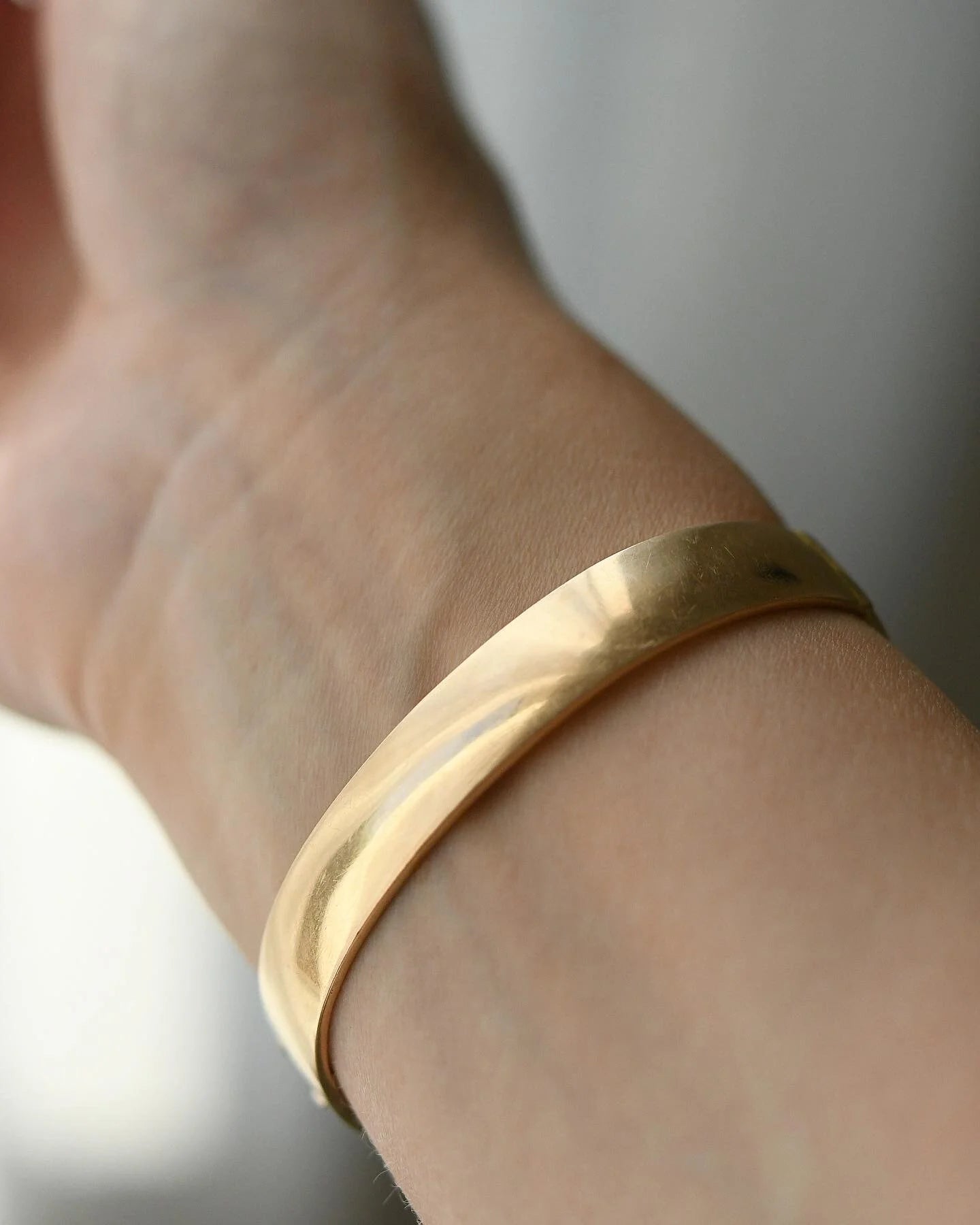 6.7 Inches Polished Vintage Bangle 18K Gold 1970s