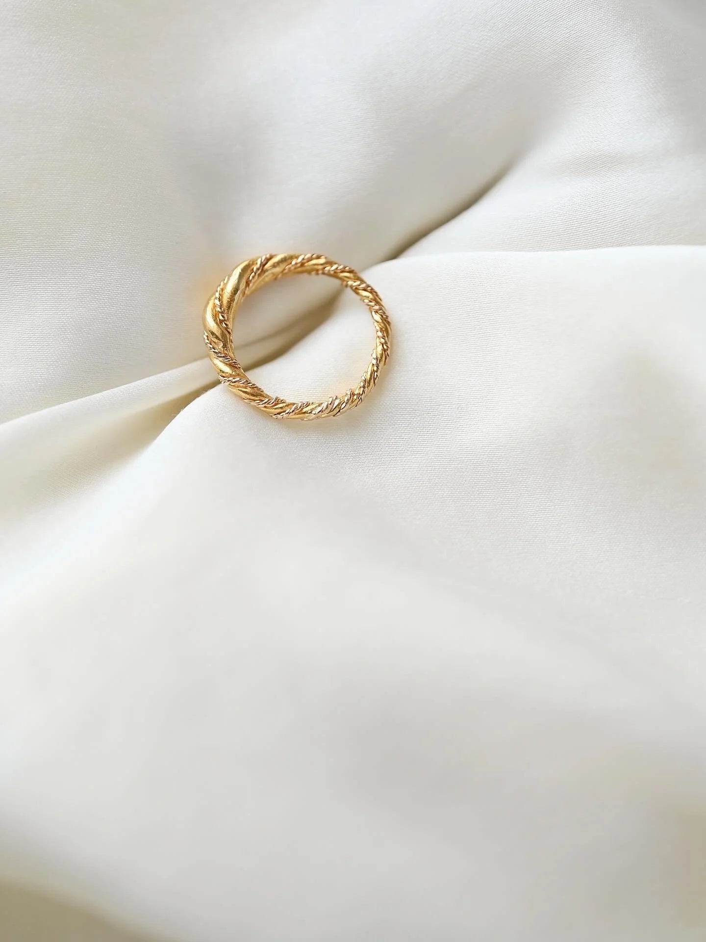 Glowing Spiral Twist Ring 23K Gold Sweden