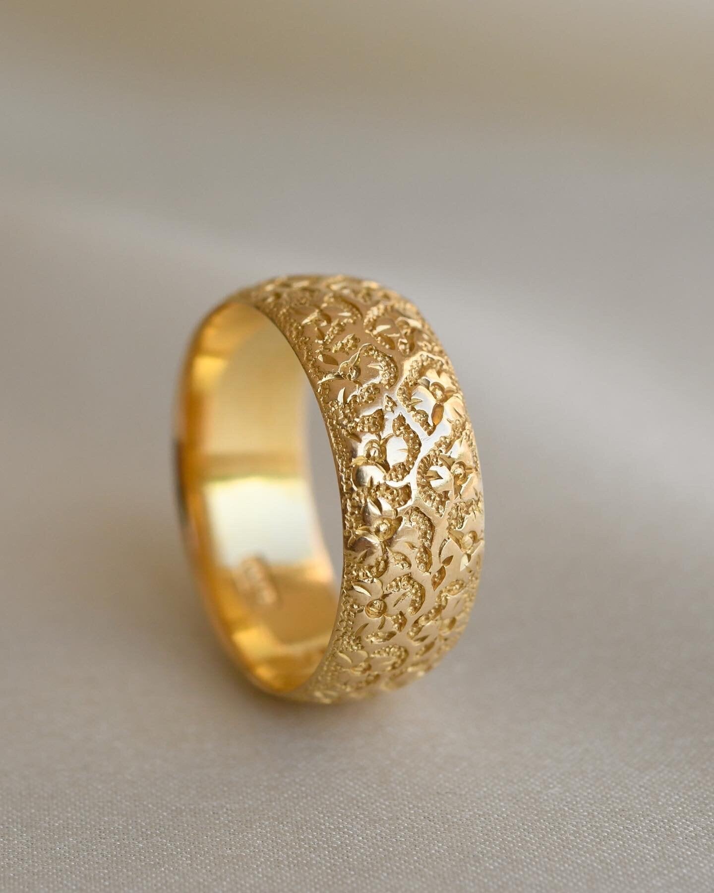 Beautiful Edwardian Gold Band From 1900 18K Gold