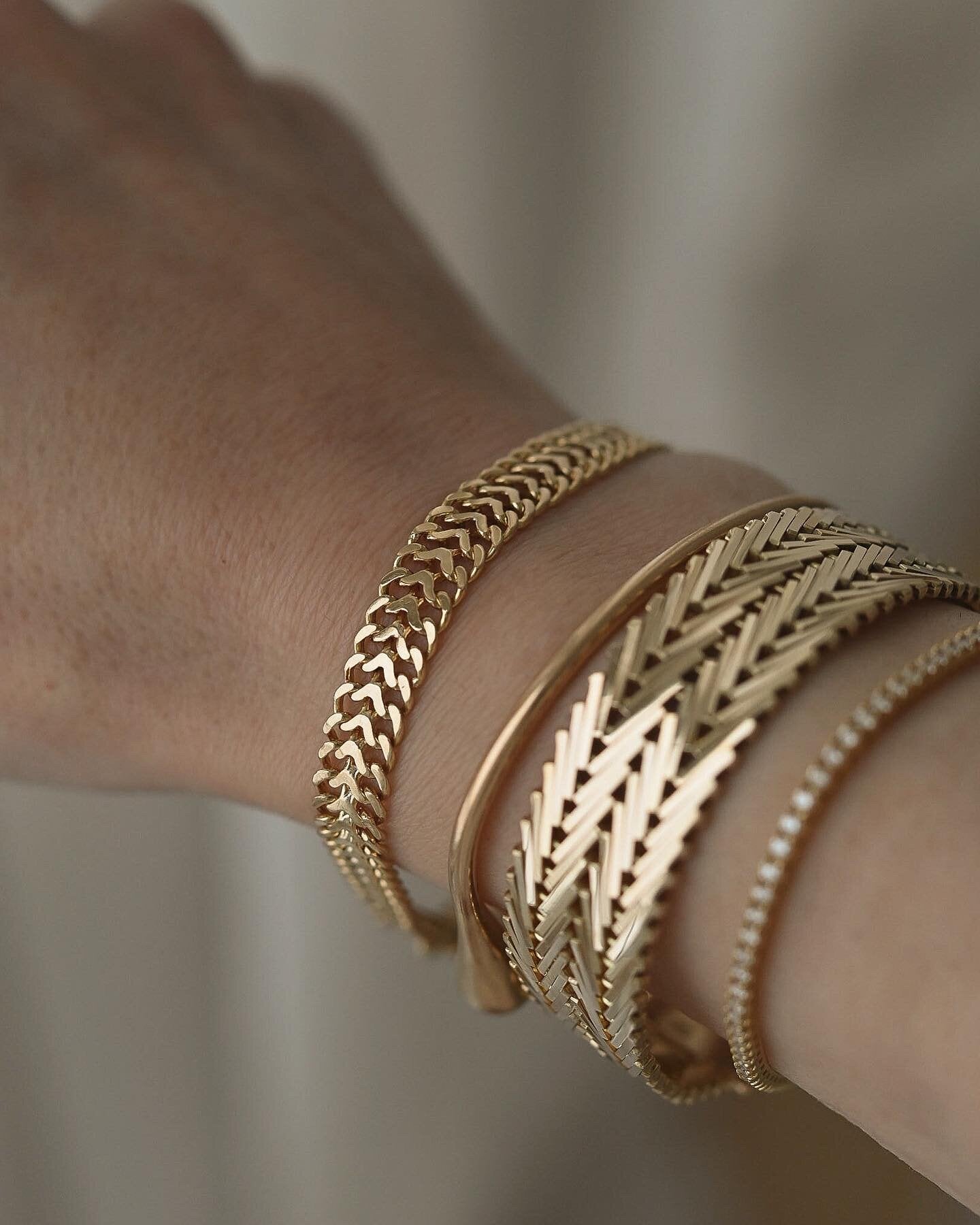 Rich Hued Feminine Fox Tail Link Bracelet 18K Gold 1955