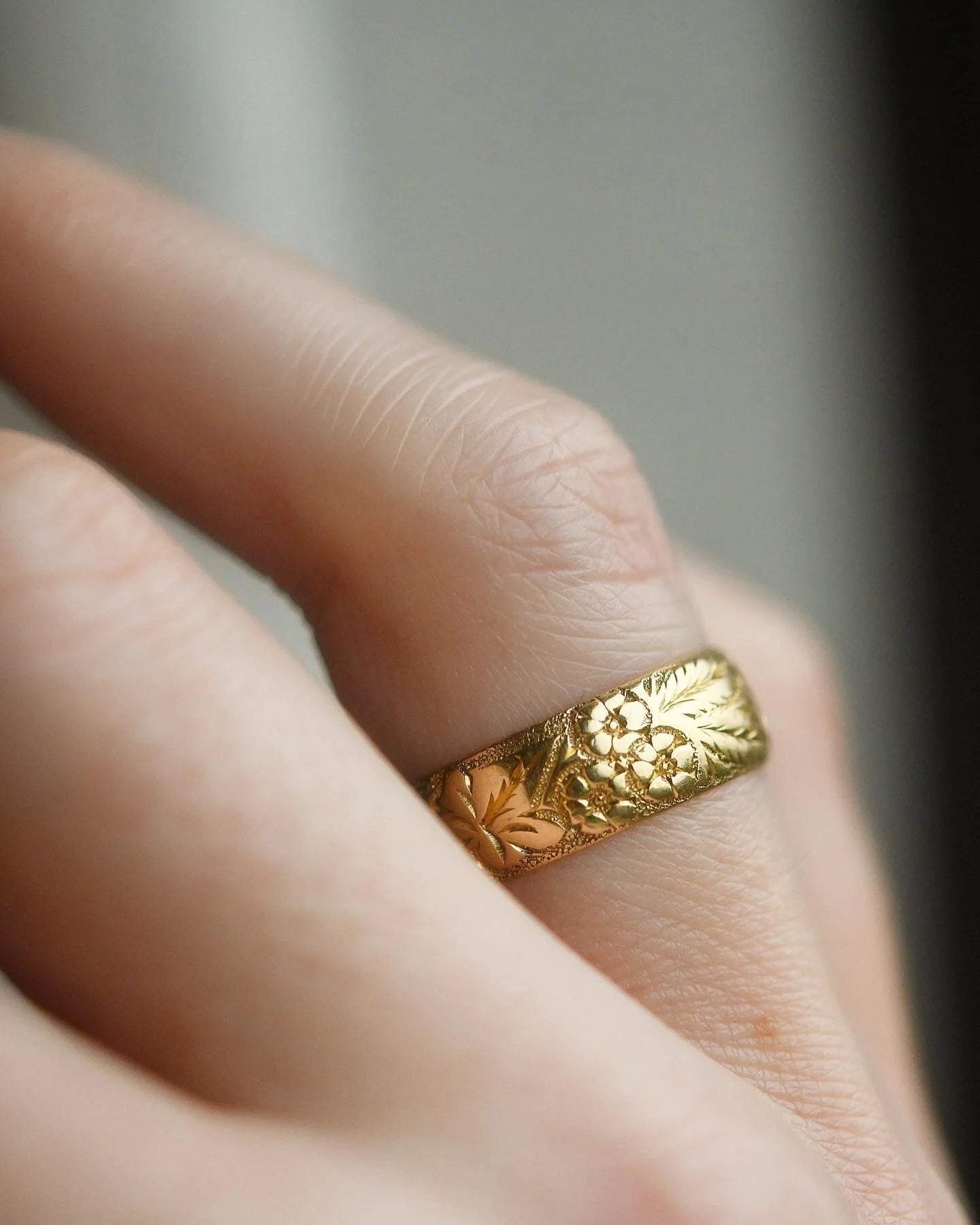 Beautiful Edwardian Engraved Wedding Band 1918 18K Gold