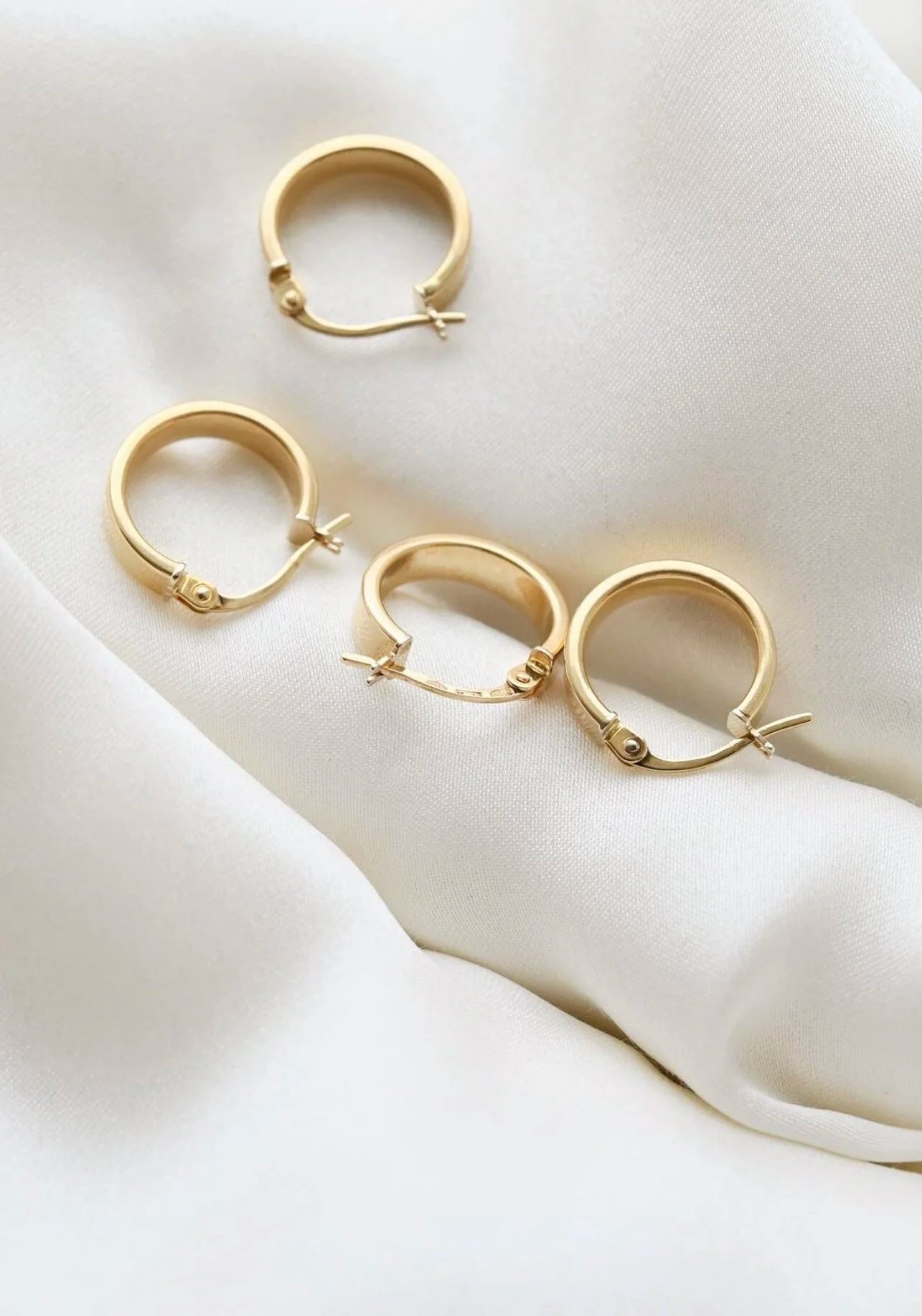 Timeless Everyday Perfect Hoop Earrings 18K Gold