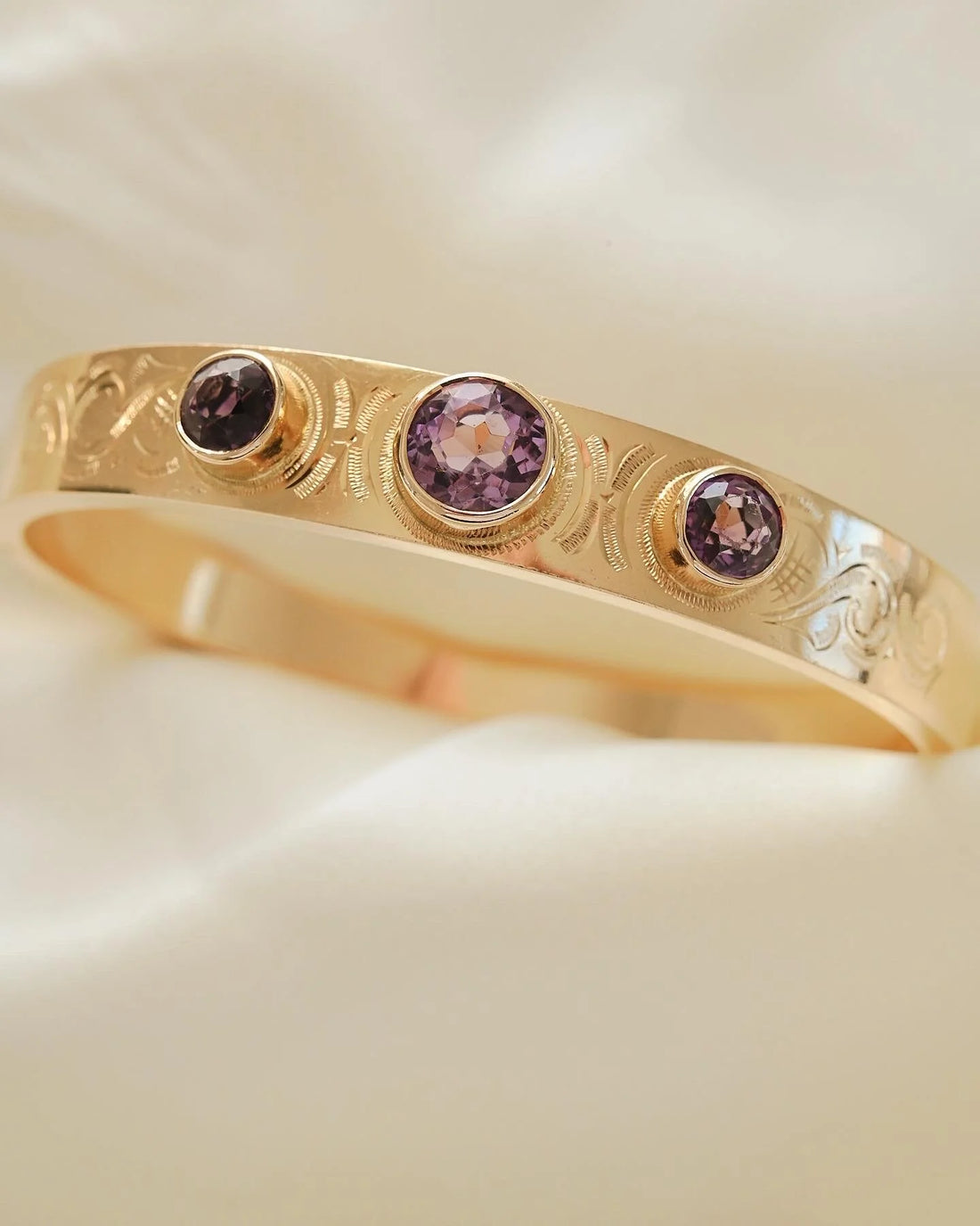 Magical Vintage Bangle Amethyst 14K Gold 1960s
