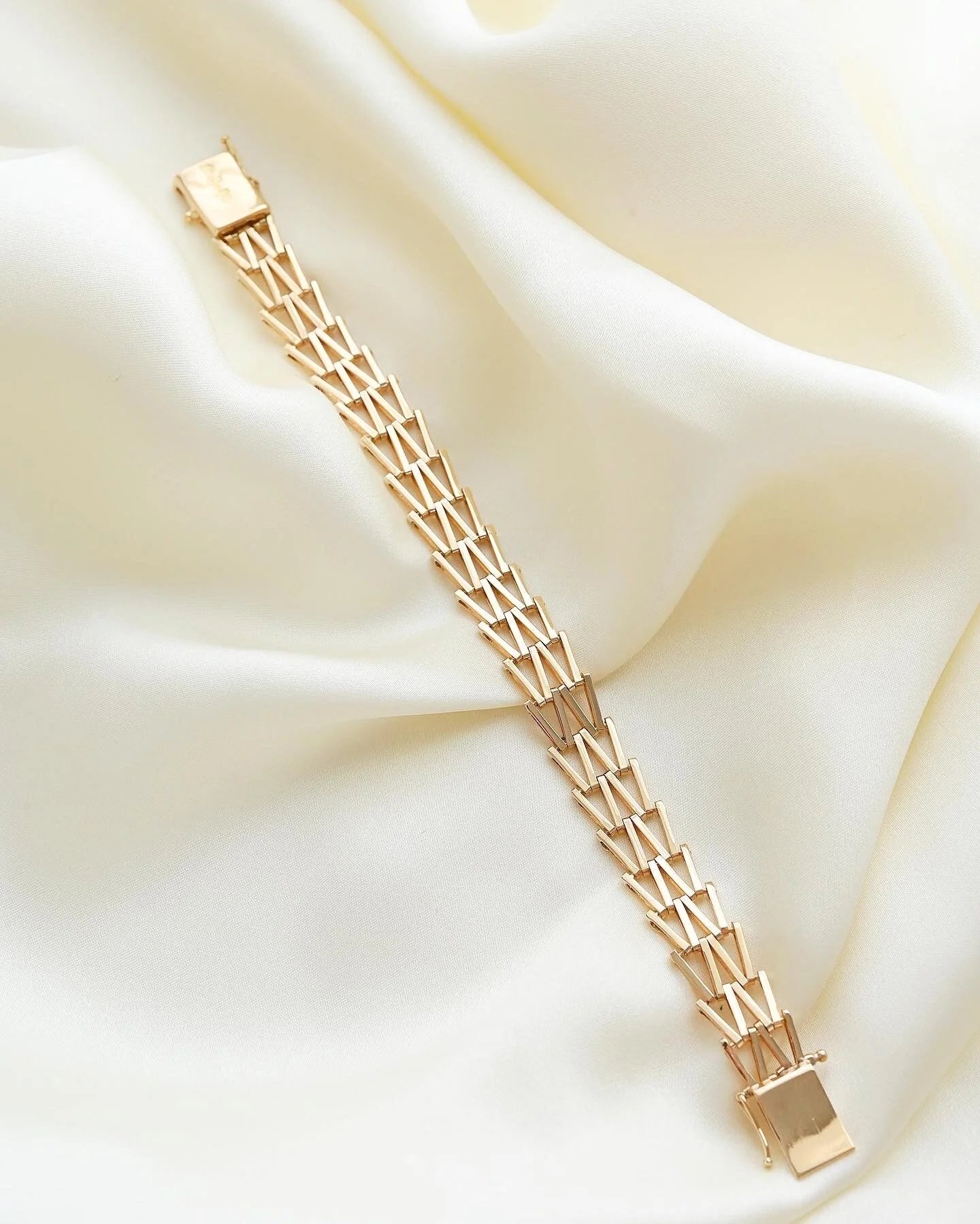 Sublime Swedish V Link Bracelet 18K Gold 1966