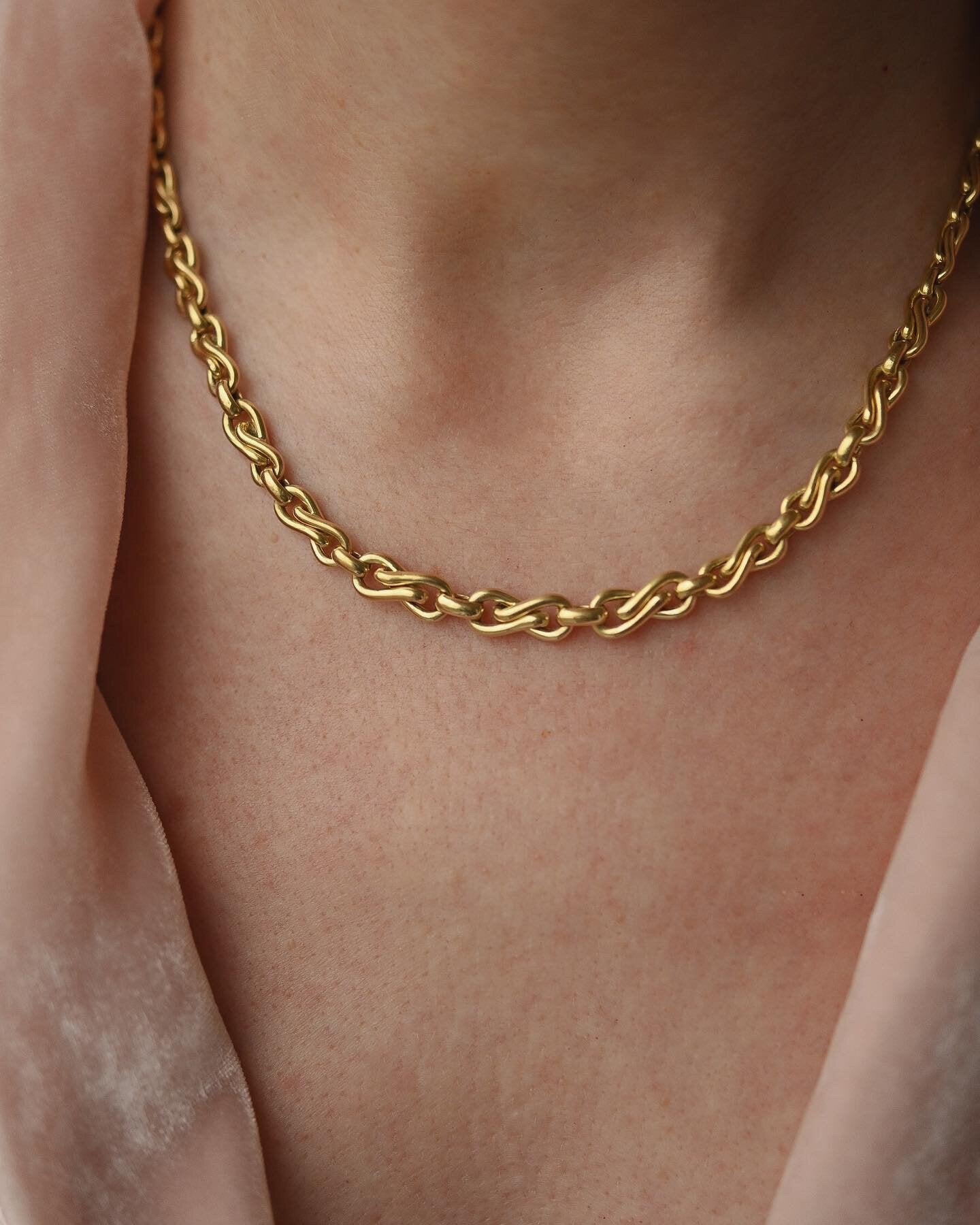 Special Vintage Infinity Link Chain 18K Gold 1980