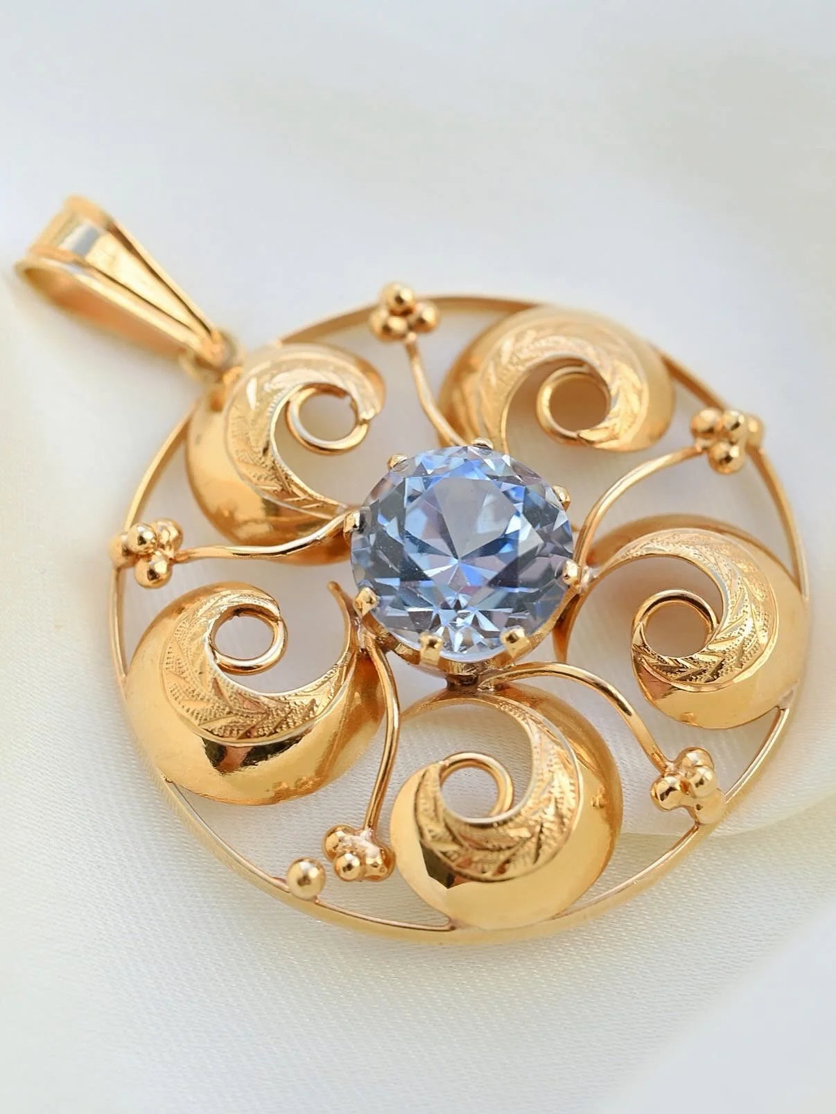 Vision in Blue Flower Pendant Spinel 18K Gold