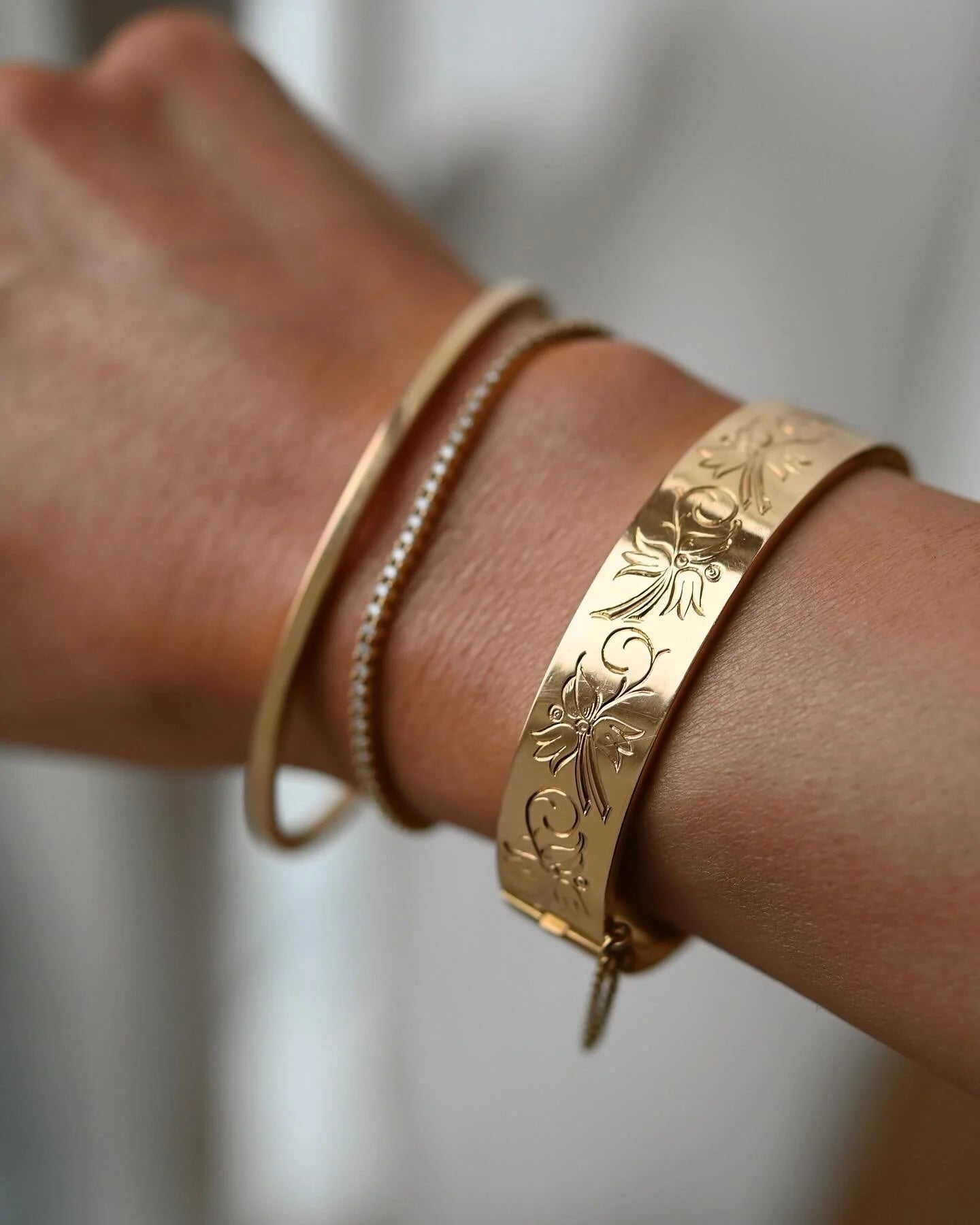 Exquisite Rare Antique French Engraved Bangle 18K Gold Paris 18/1900s
