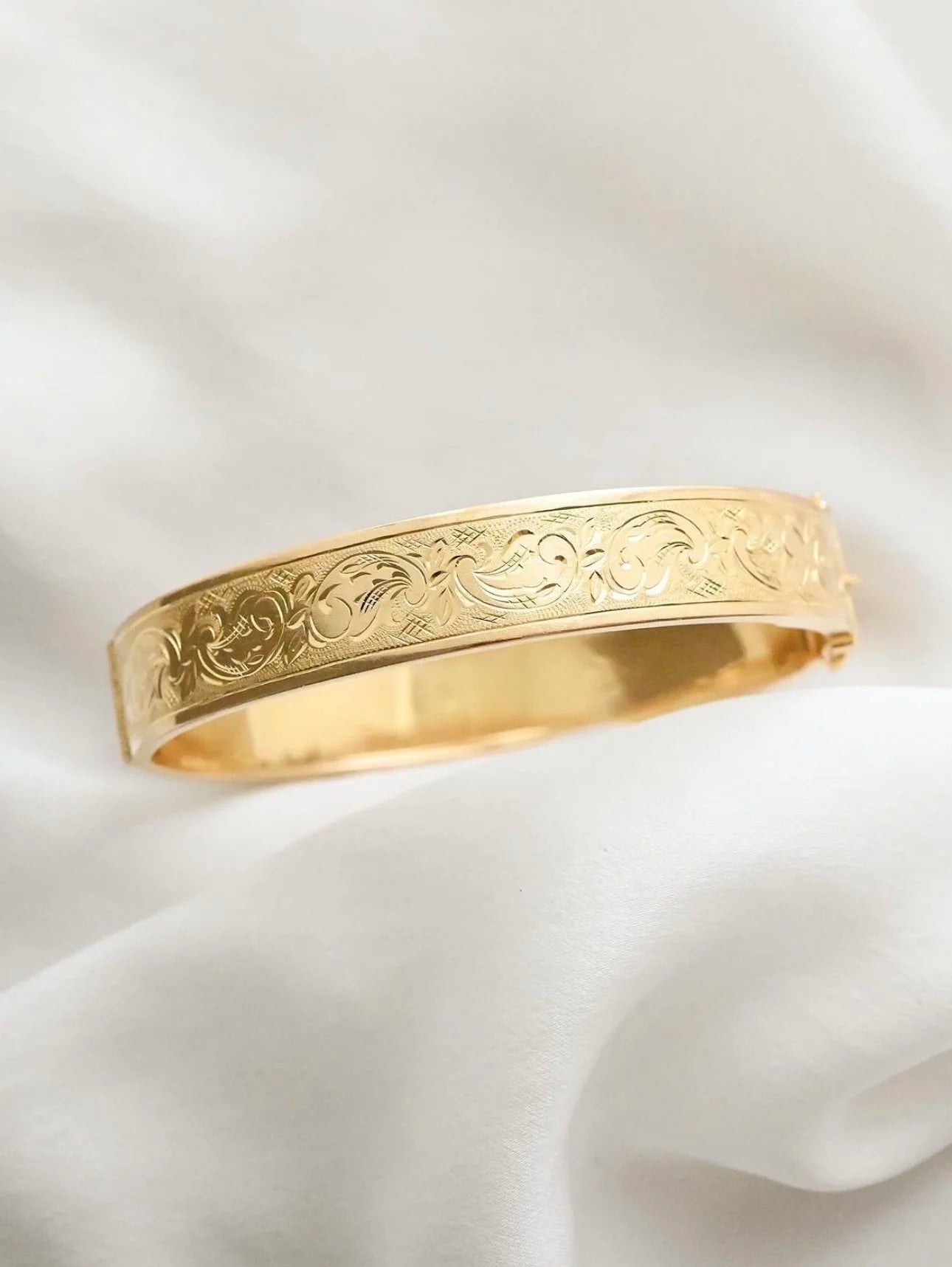 Perfect 27 Grams Bangle w Flower Engravings 18K Gold 1969 Sweden