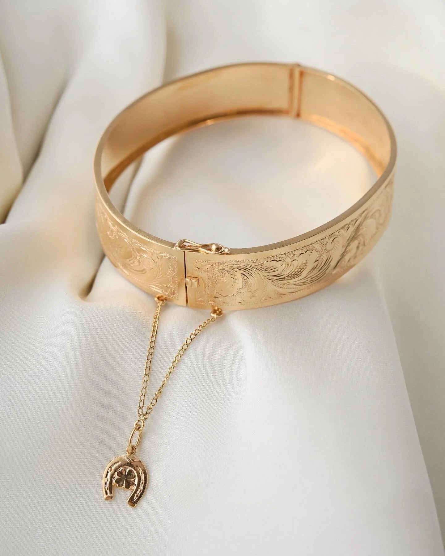 Special Vintage Engraved Bangle 18K Gold 1951