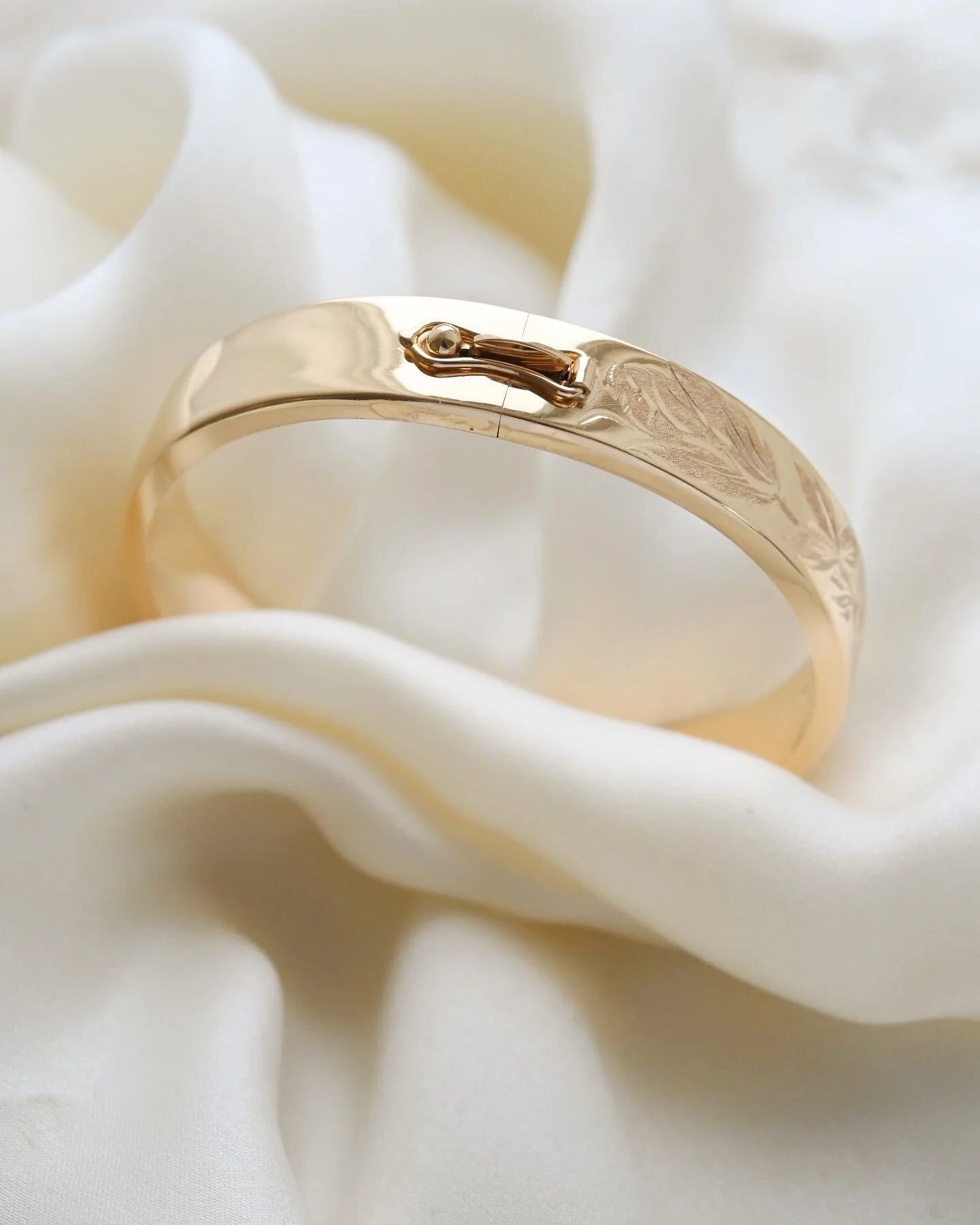 2-in-1 Vintage Bangle Polished or Engraved 18K Gold 1950s