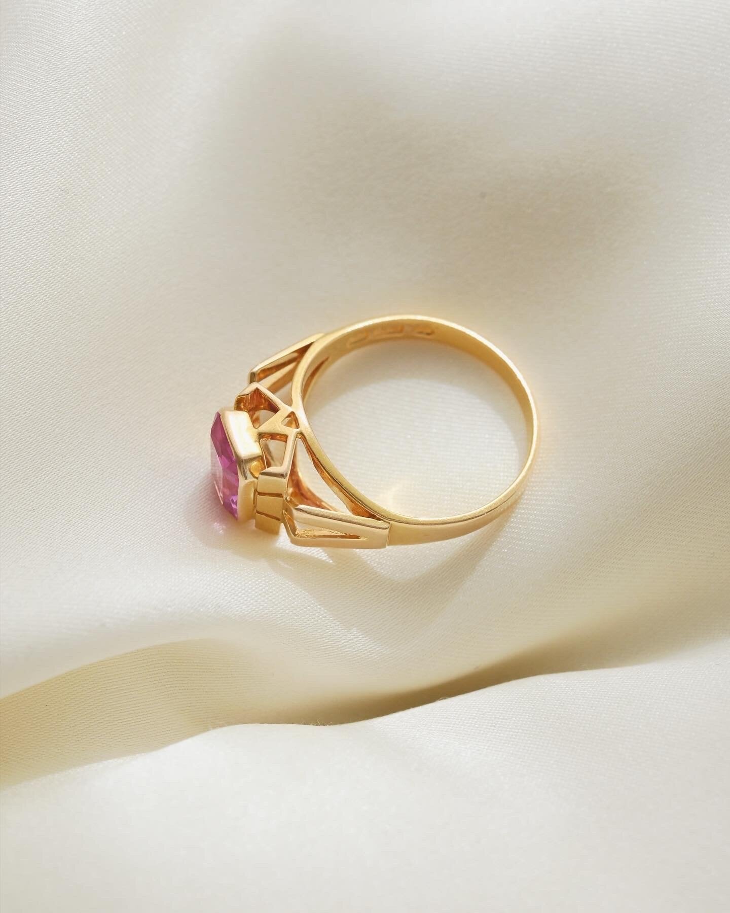 Beautiful Swedish Bubblegum Sapphire Ring 18K Gold 1952