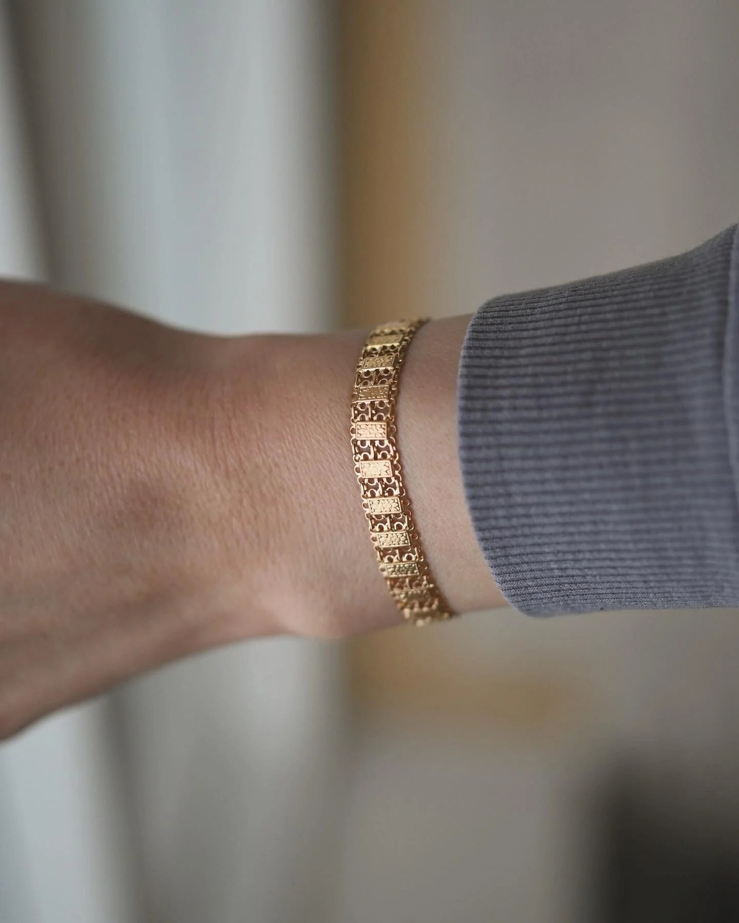 Beautiful Small Sized Engraved Antique Bracelet 18K Gold