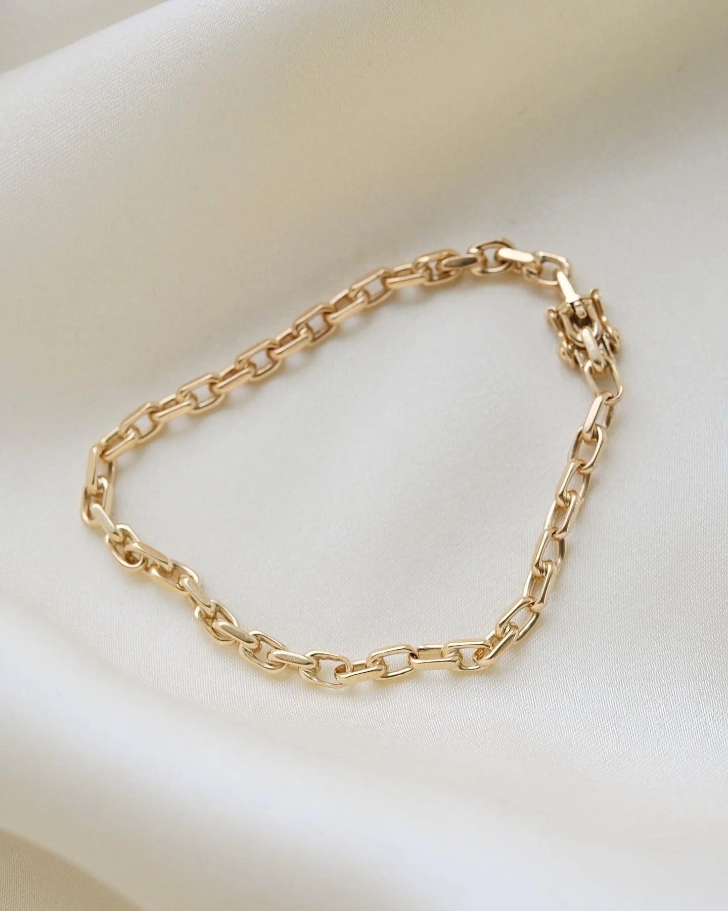 Tiny-Wrist Anchor Bracelet 14K Gold 1947-1970