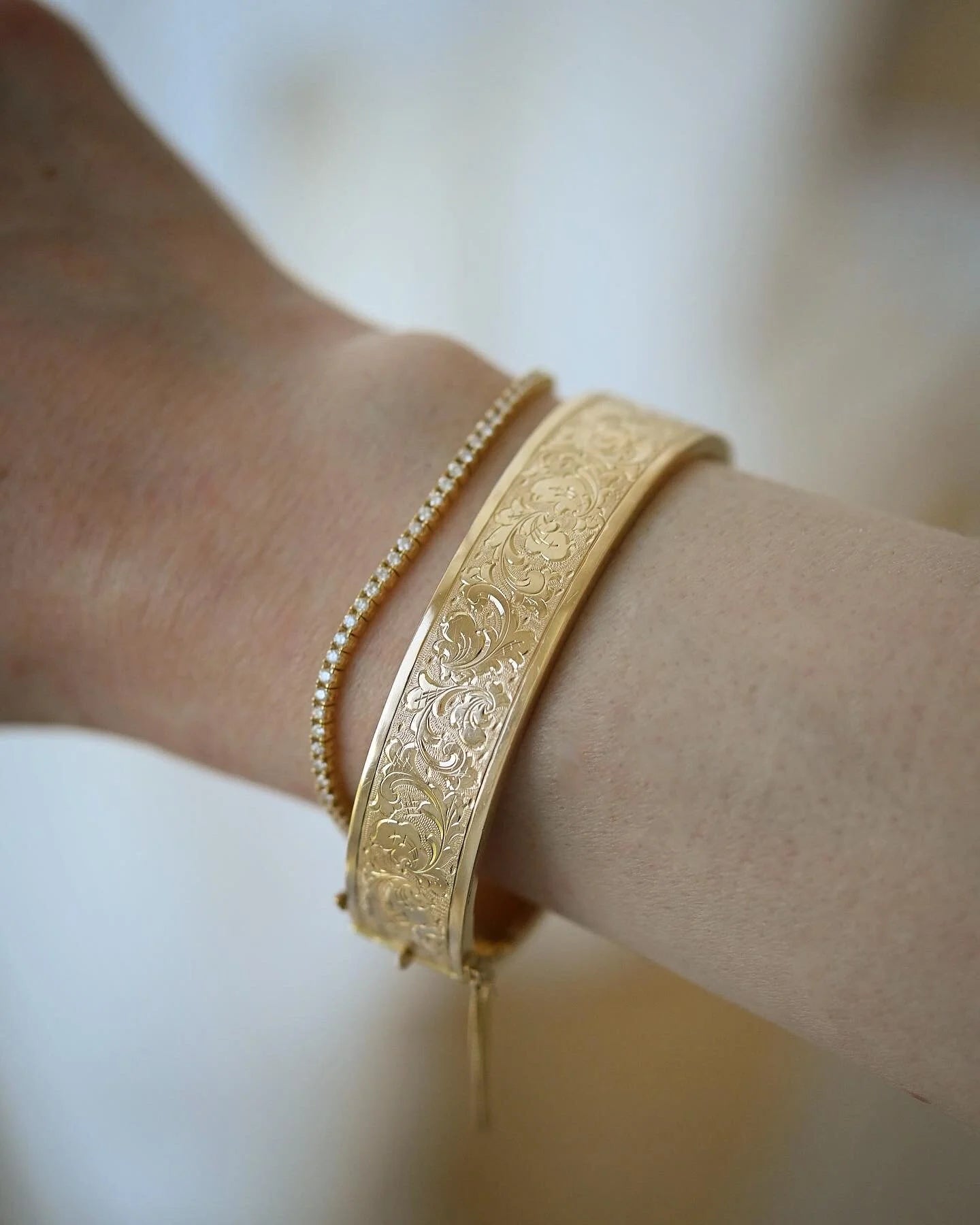Divine Engraved Bangle 18K Gold 1932