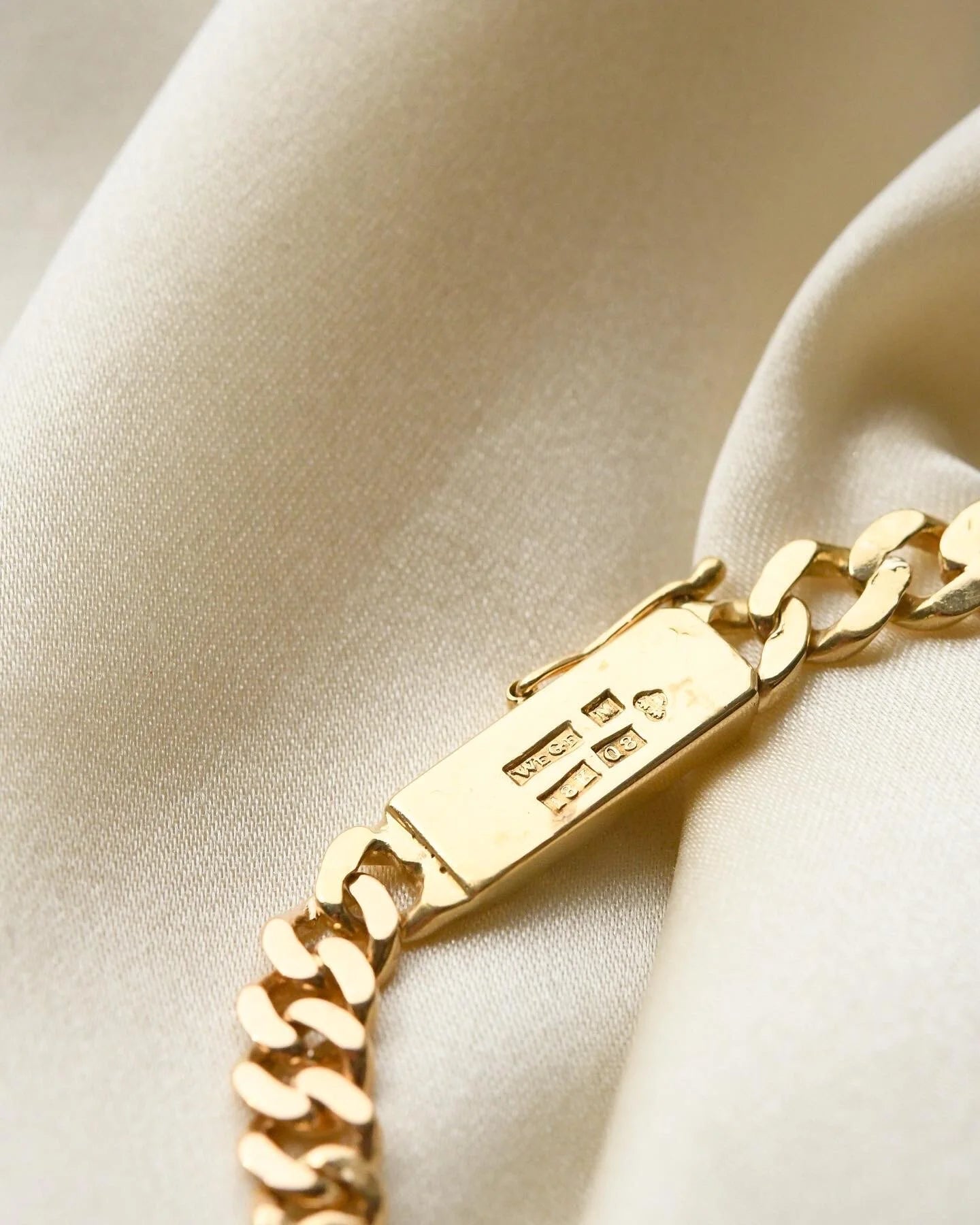 Beautiful 1942 18K Gold Curb Bracelet